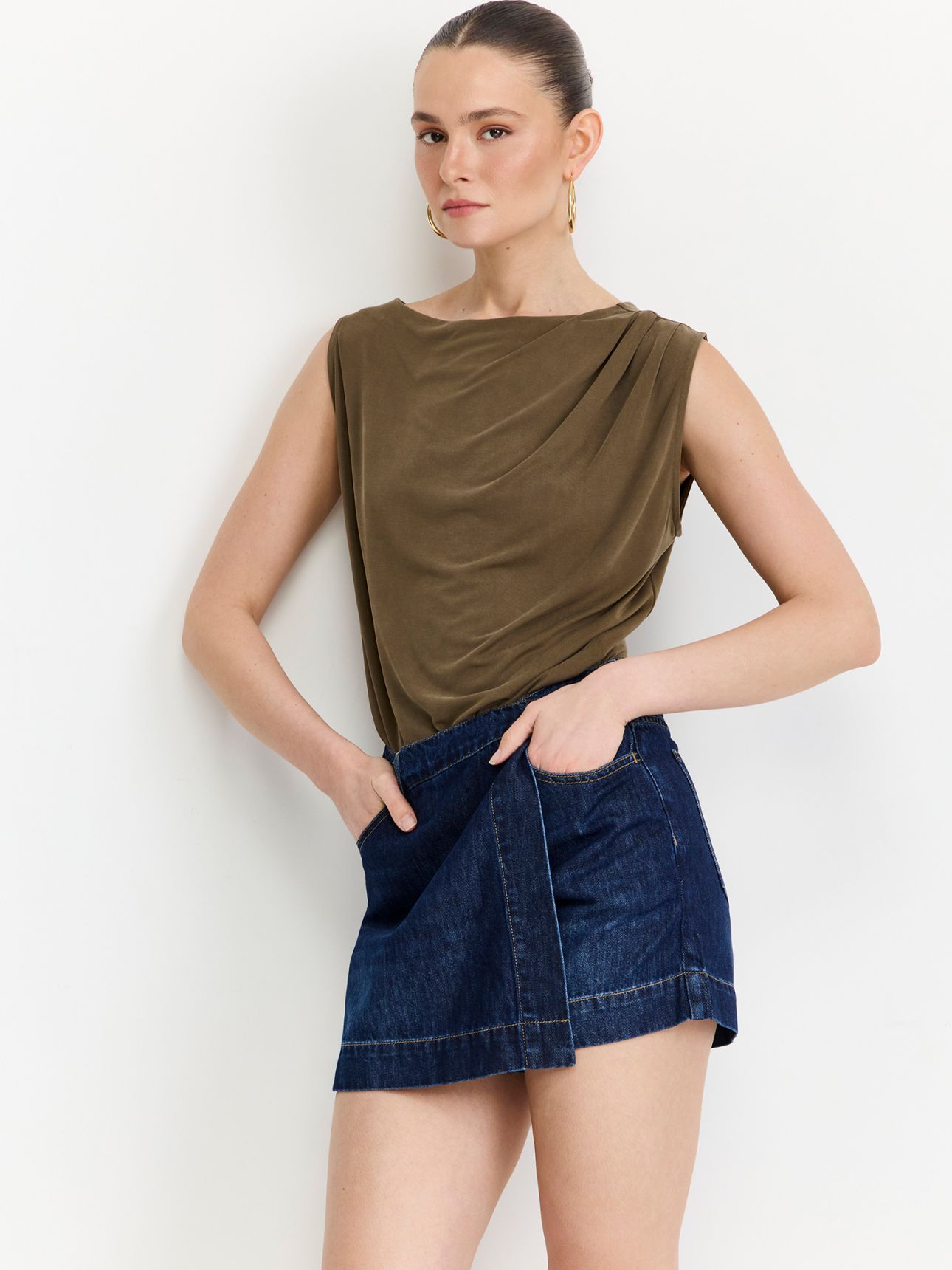 גופייה בשילוב מודל עם קפלים