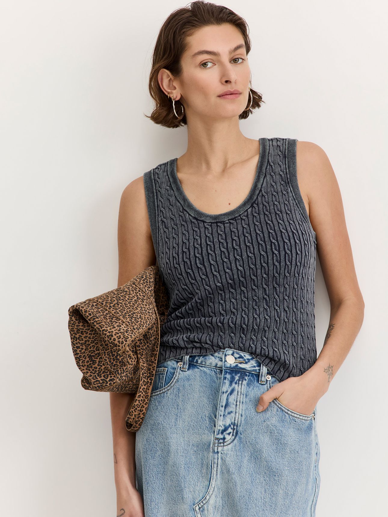 גופייה סרוגה בטקסטורה עדינה