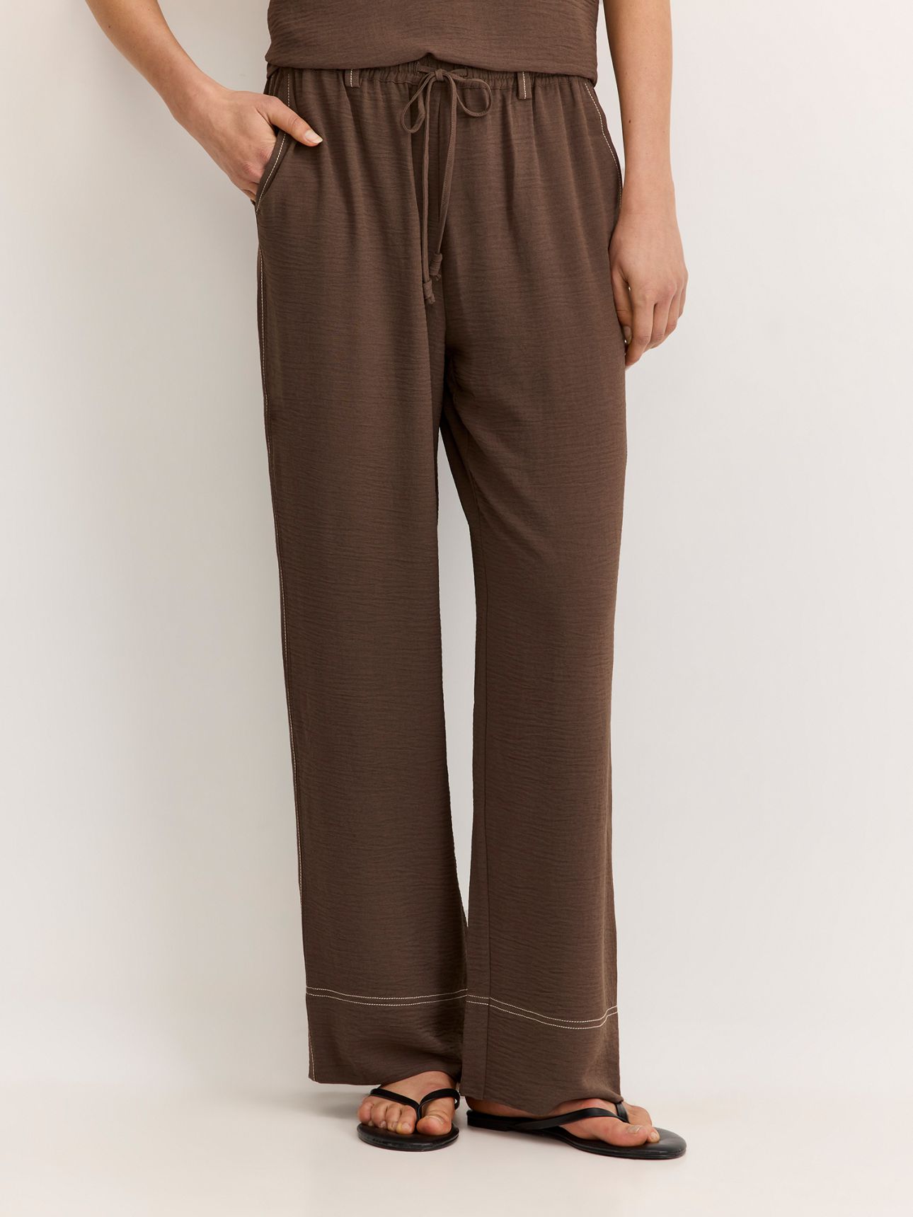 מכנסים עם טקסטורה וחגורה אלסטית