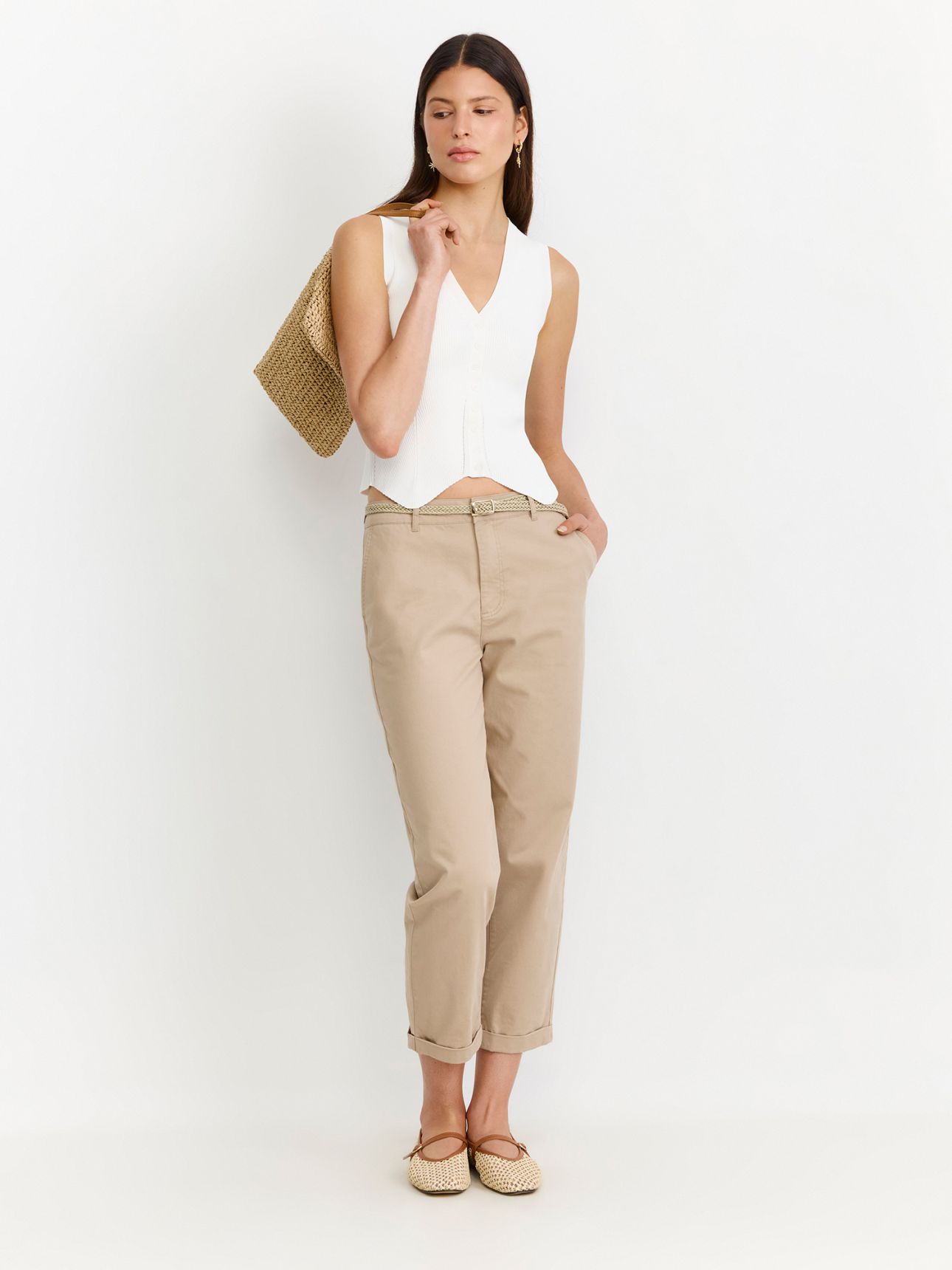 מכנסי צ’ינו בשילוב חגורה