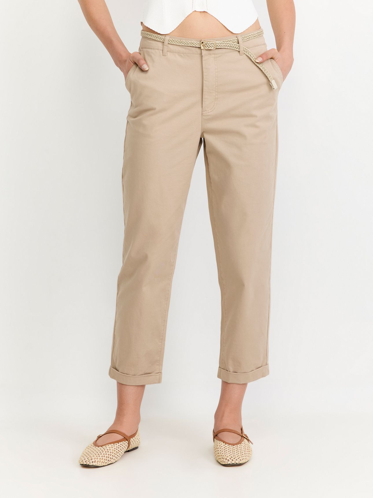 מכנסי צ’ינו בשילוב חגורה