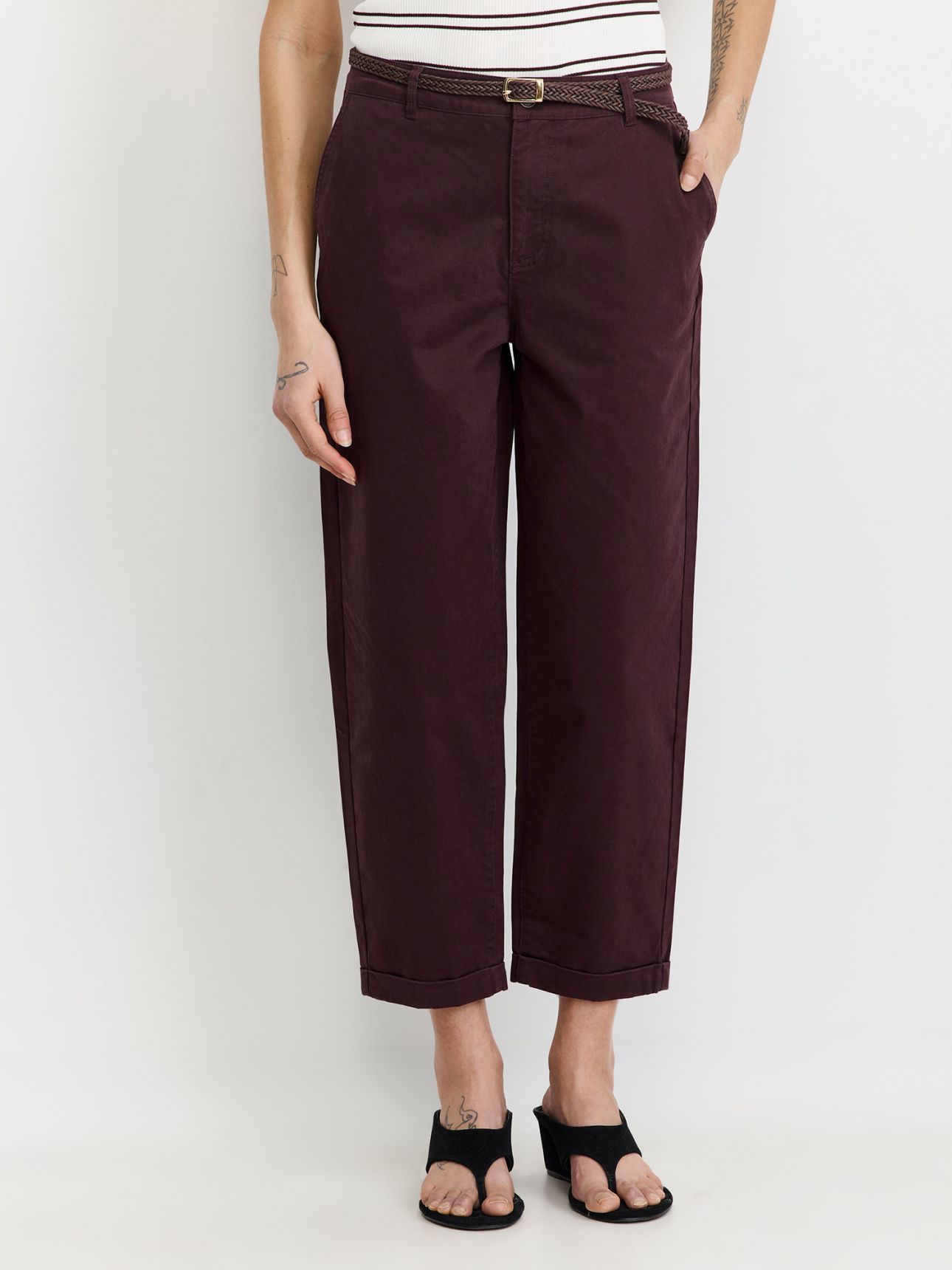 מכנסי צ’ינו בשילוב חגורה