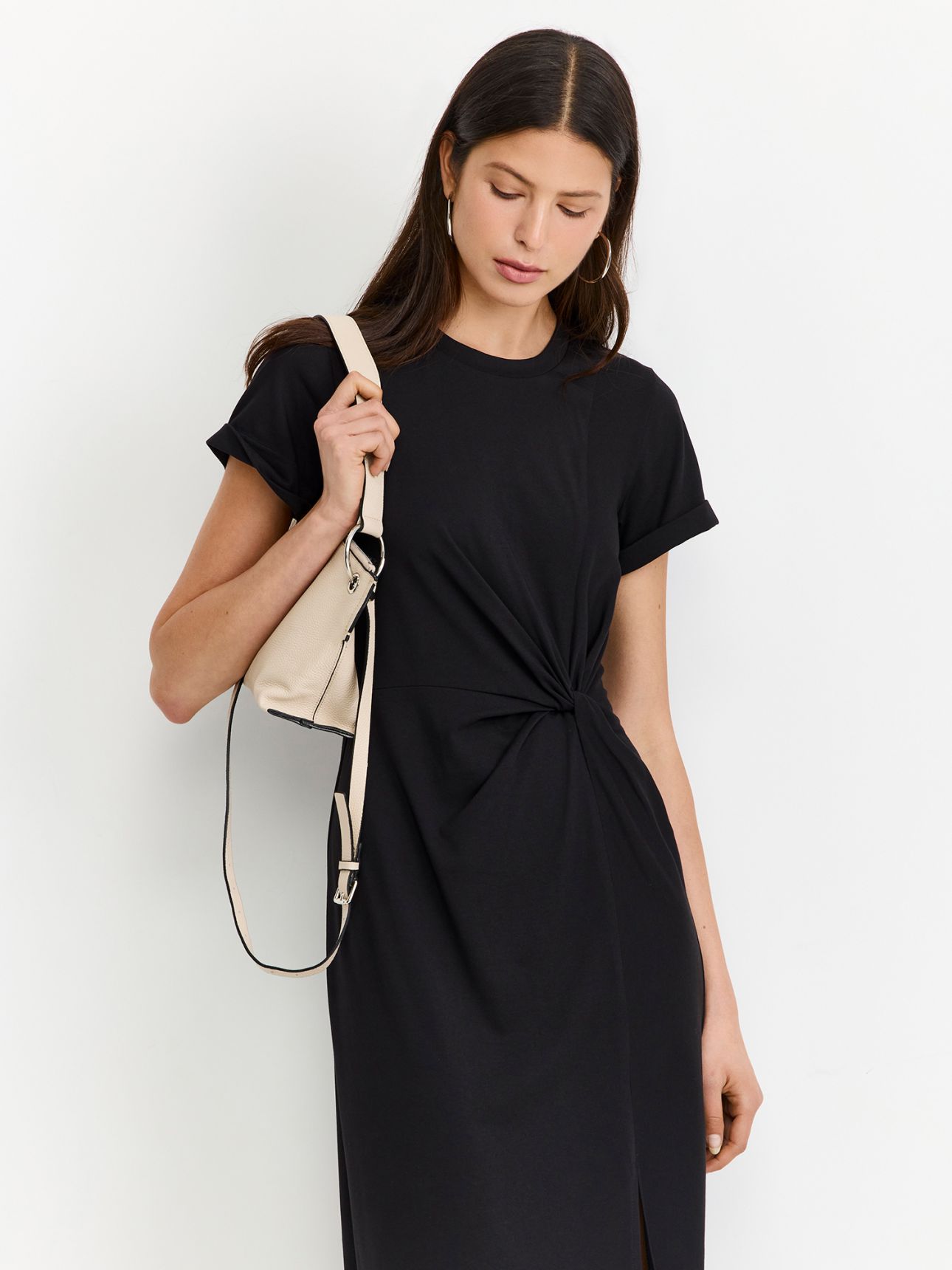 שמלת מידי טוויסטבשילוב מודל