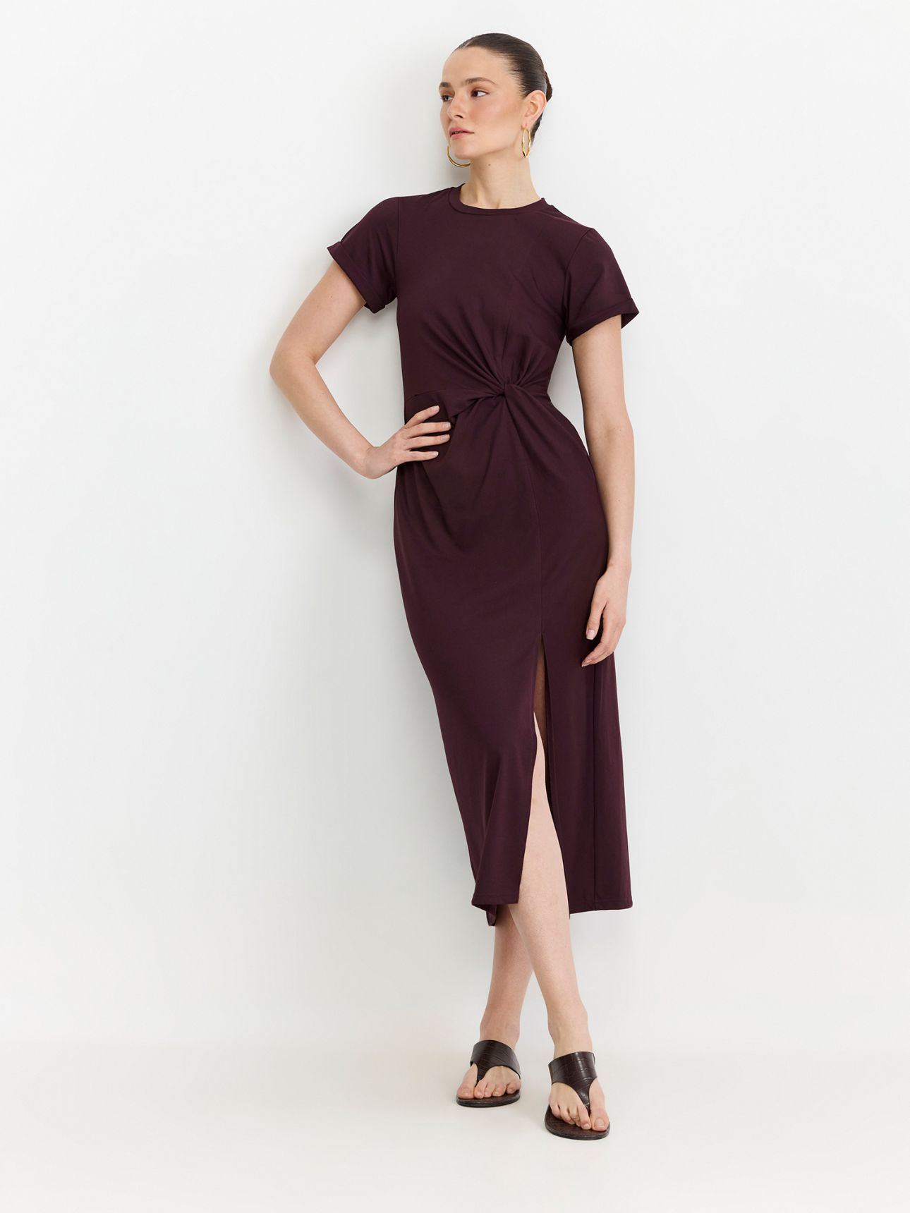 שמלת מידי טוויסטבשילוב מודל