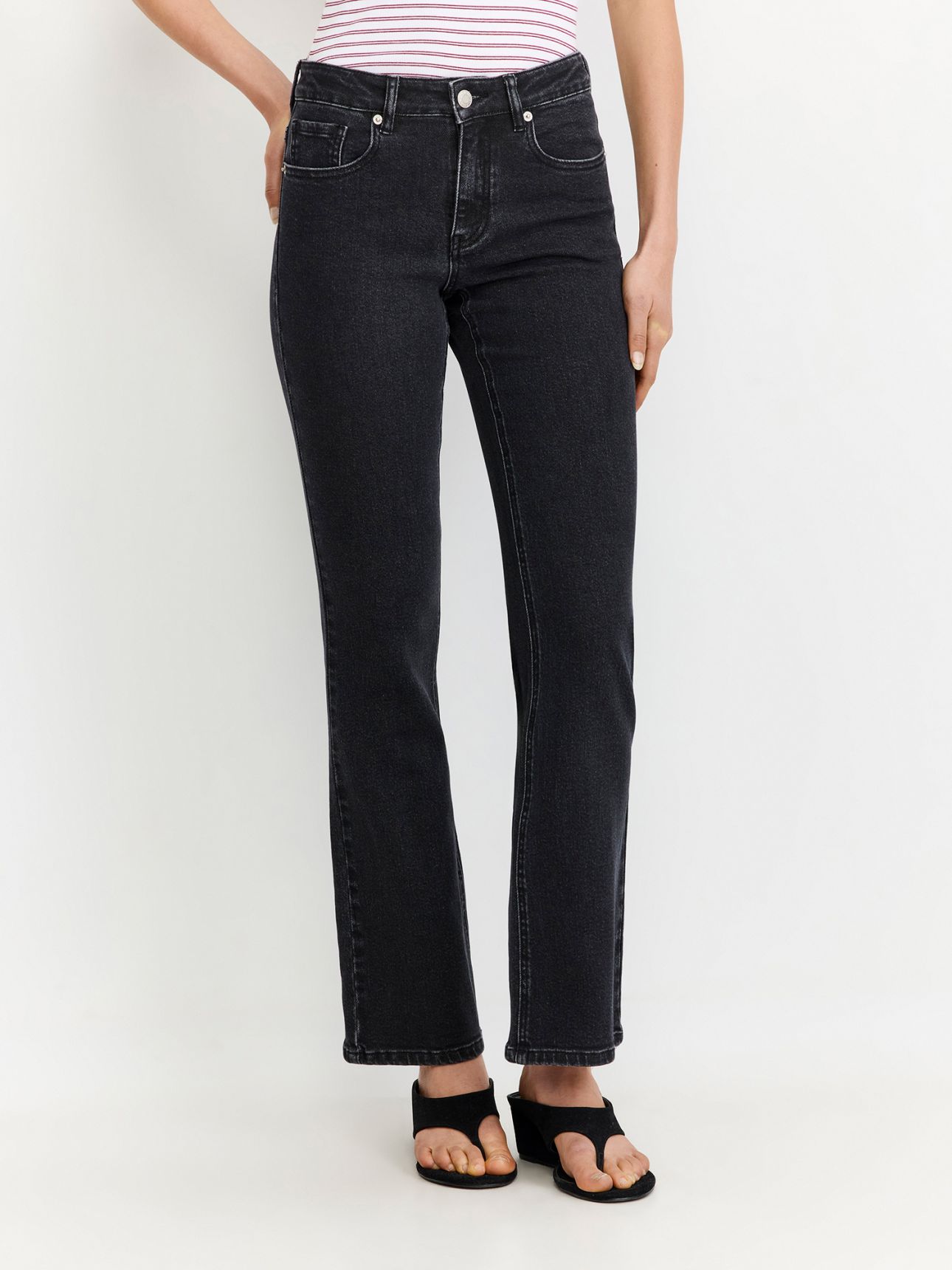 ג’ינס בגזרת BOOTCUT