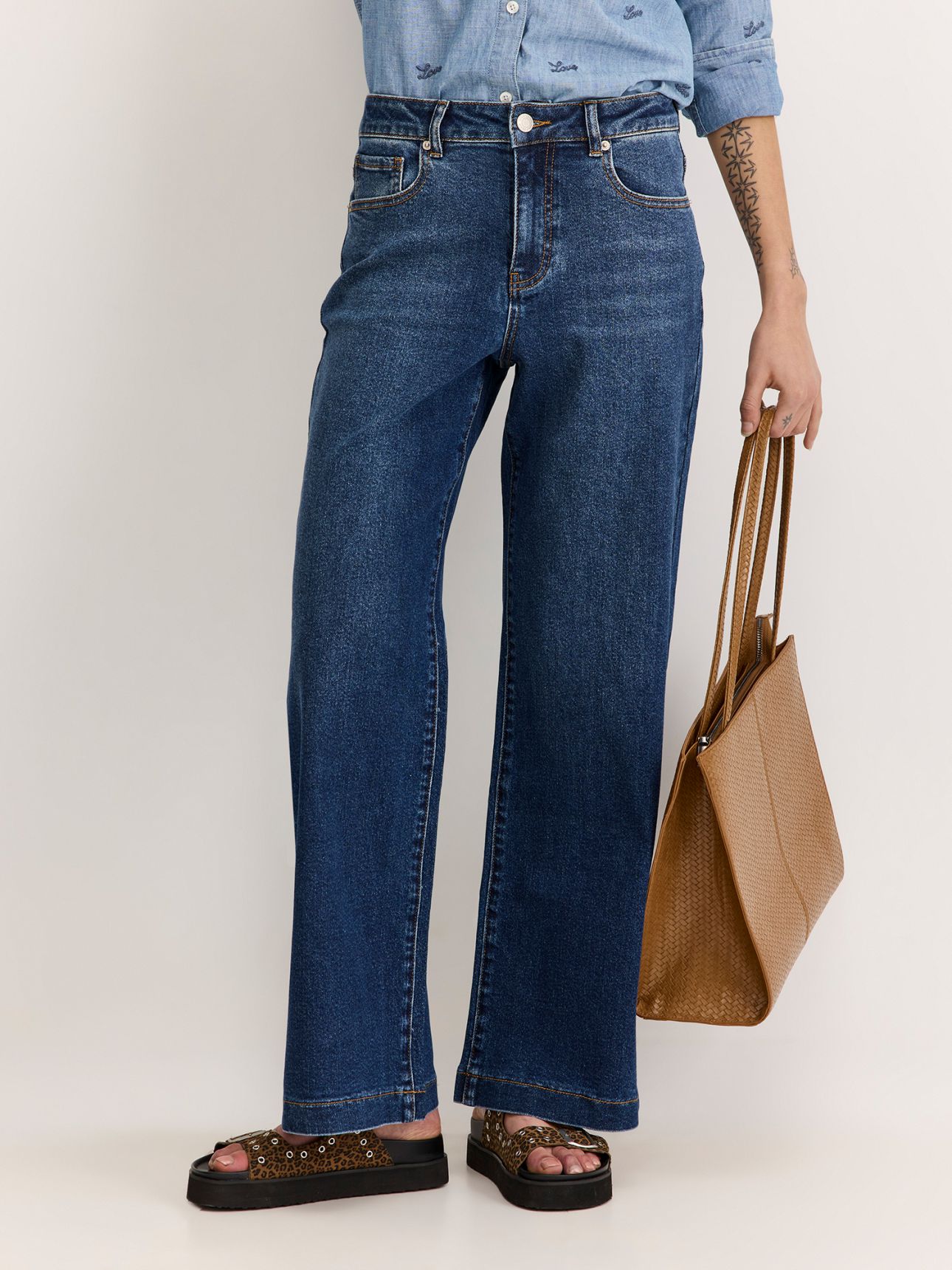 ג’ינס רגל רחבה