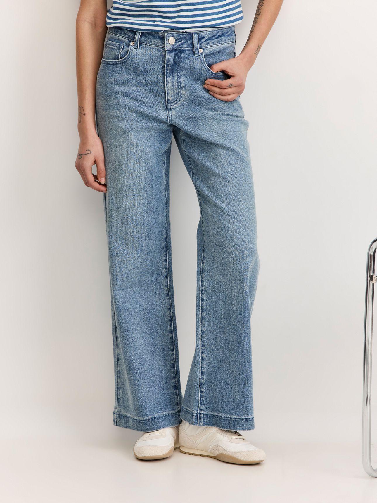 ג’ינס רגל רחבה