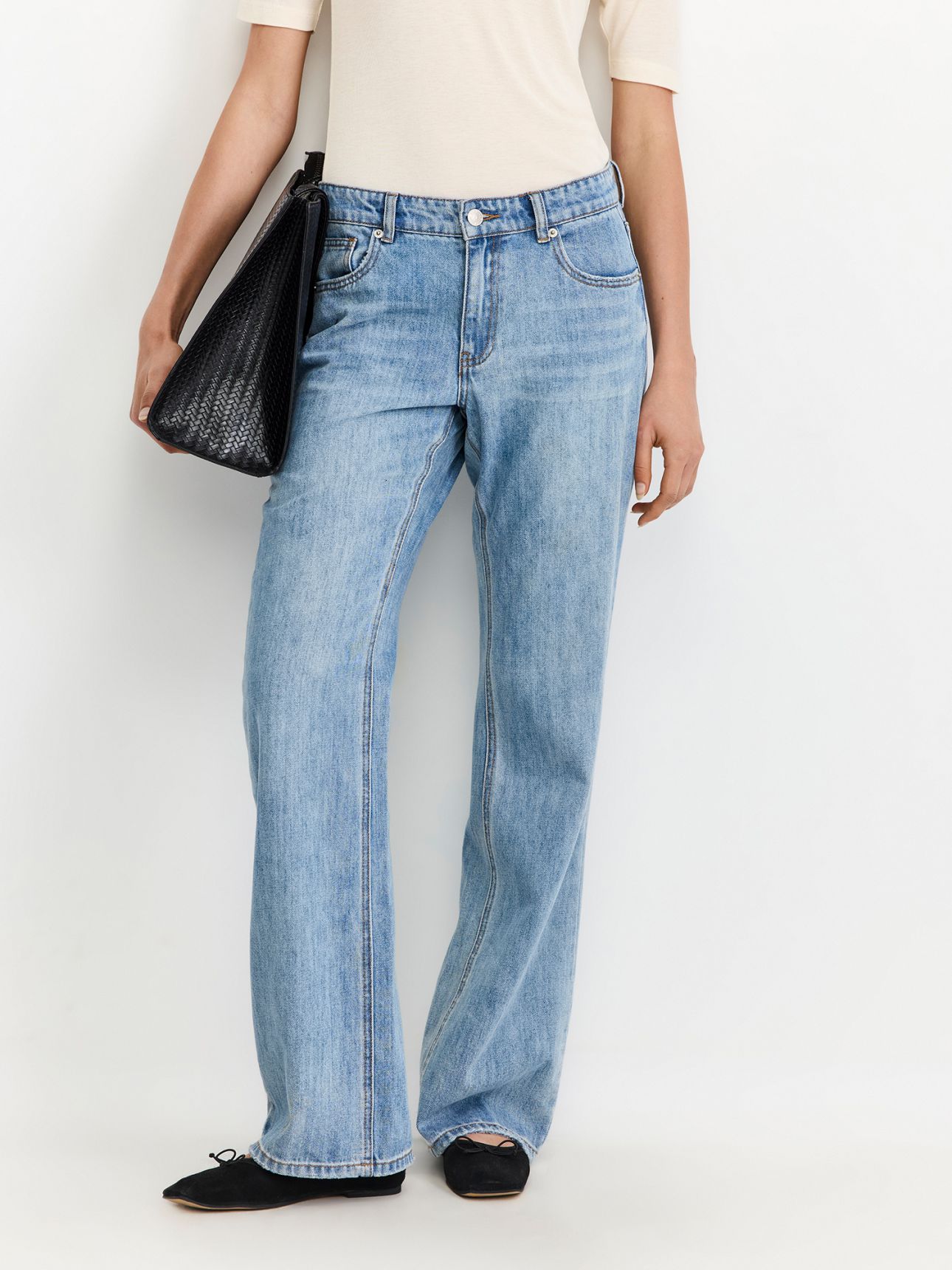 ג’ינס בגזרת BOOTCUT