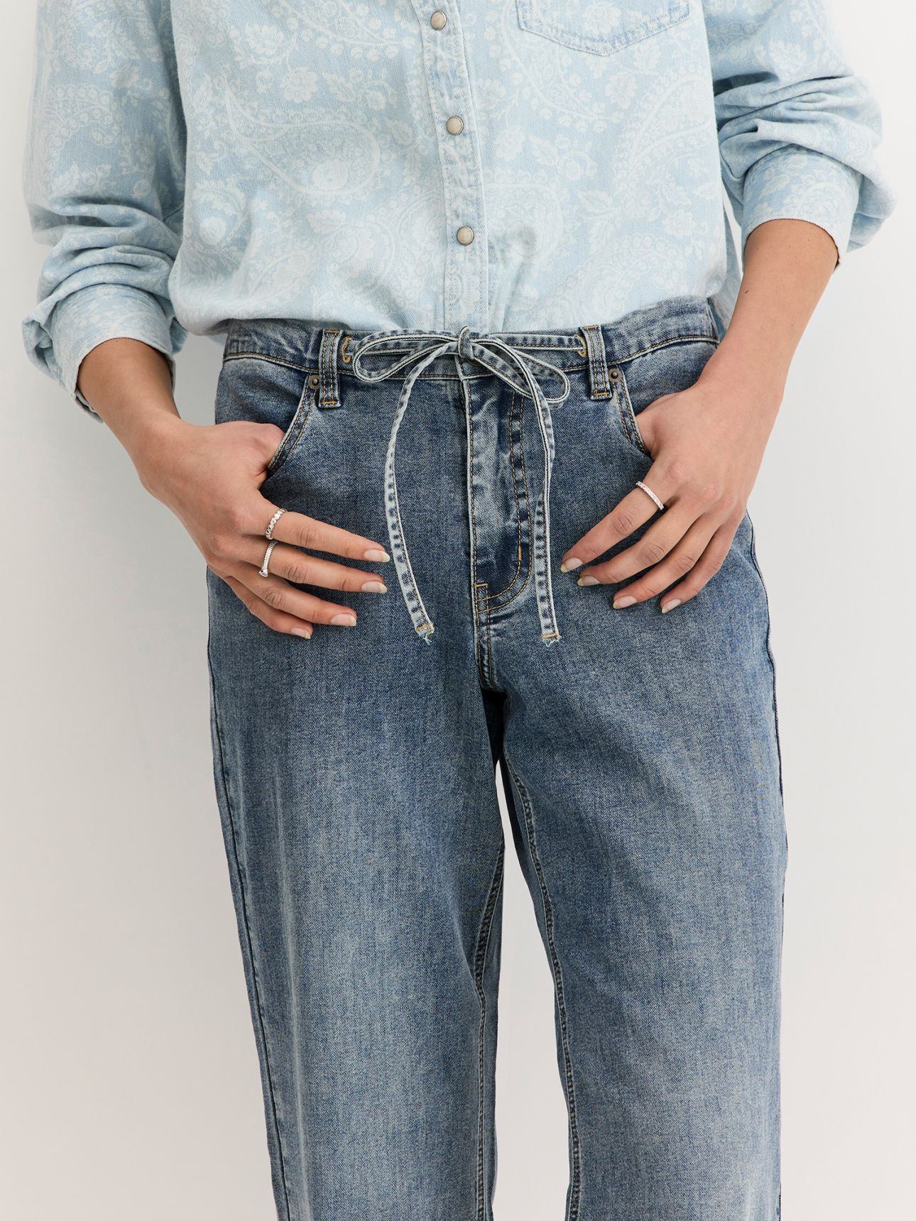 מכנסי ג’ינס WIDE LEG בשילוב חגורה