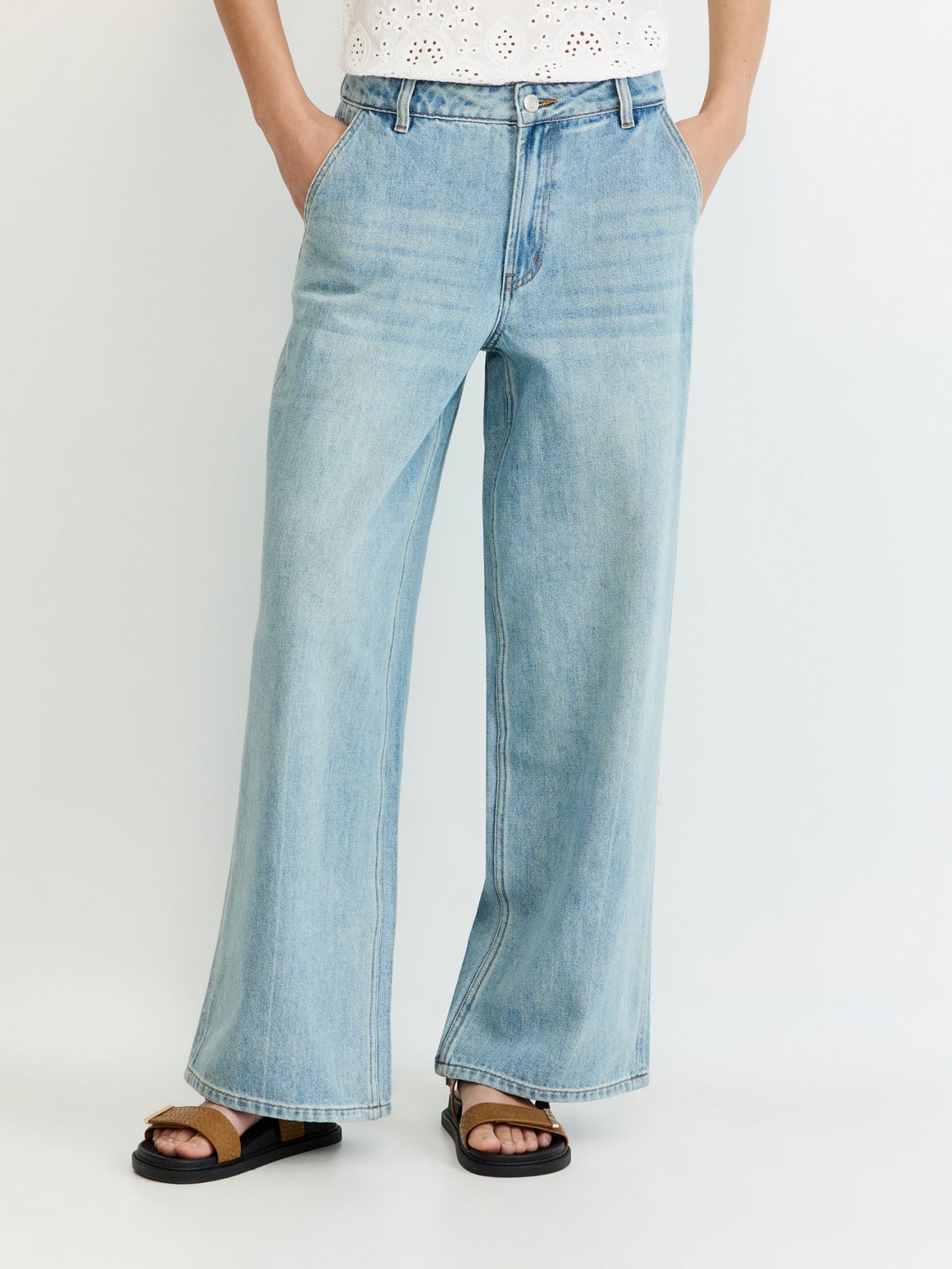 ג’ינס צ’ינו בגזרה רחבה