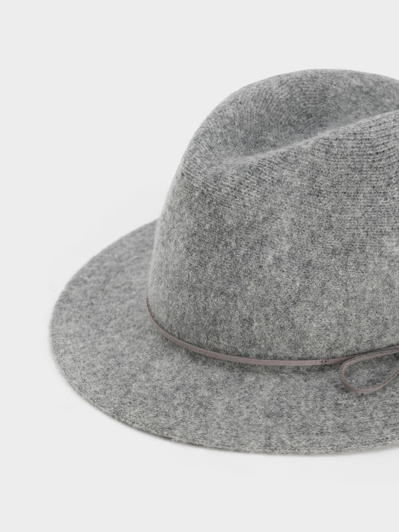 כובע פדורה עם גדילים