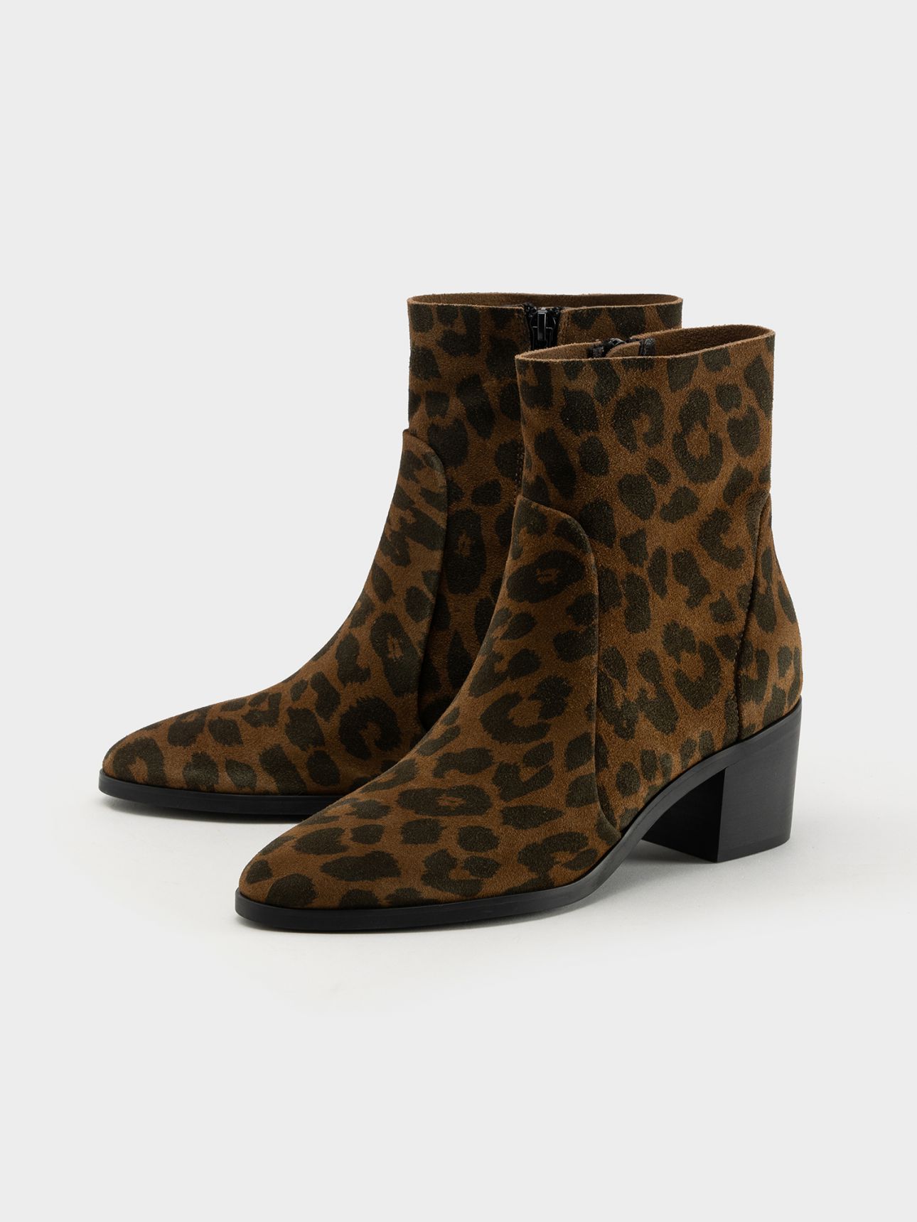 מגפוני עור מנומרים