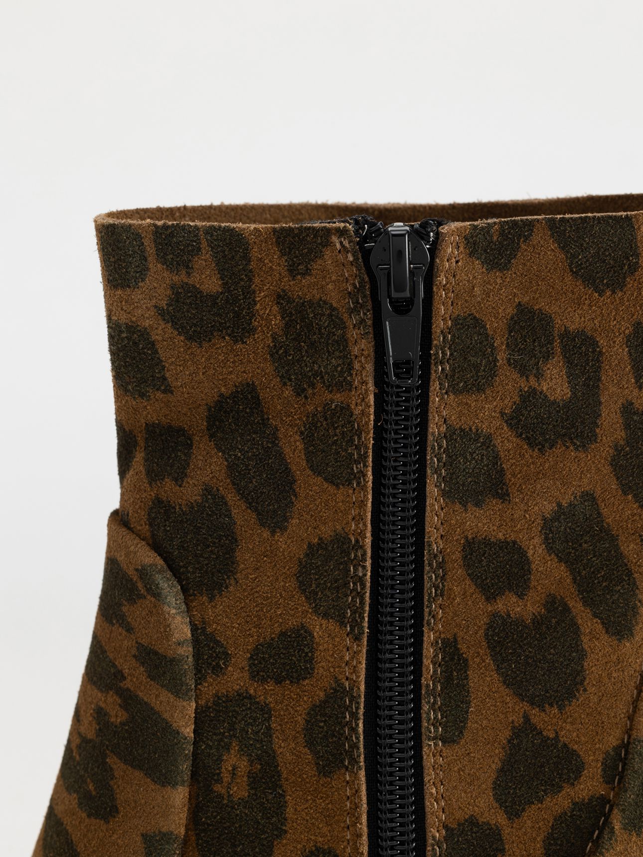 מגפוני עור מנומרים