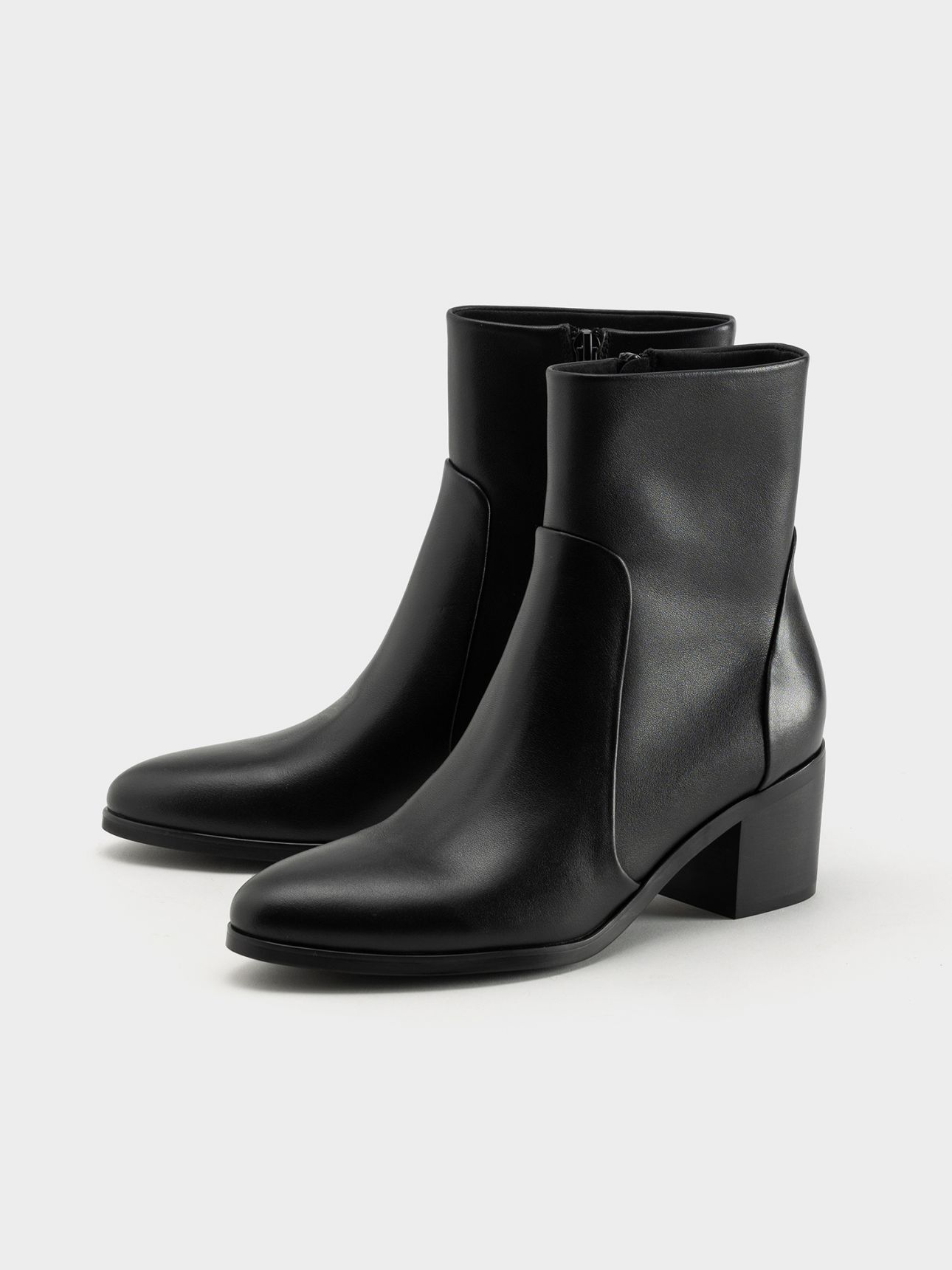 מגפוני עור שחורים