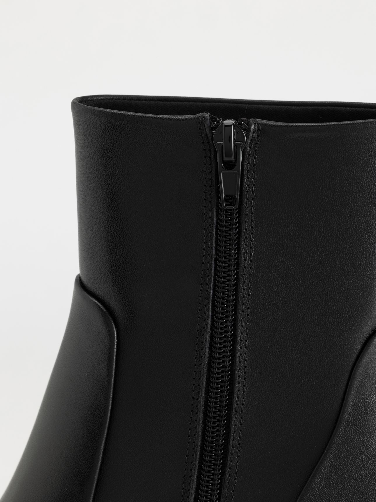 מגפוני עור שחורים