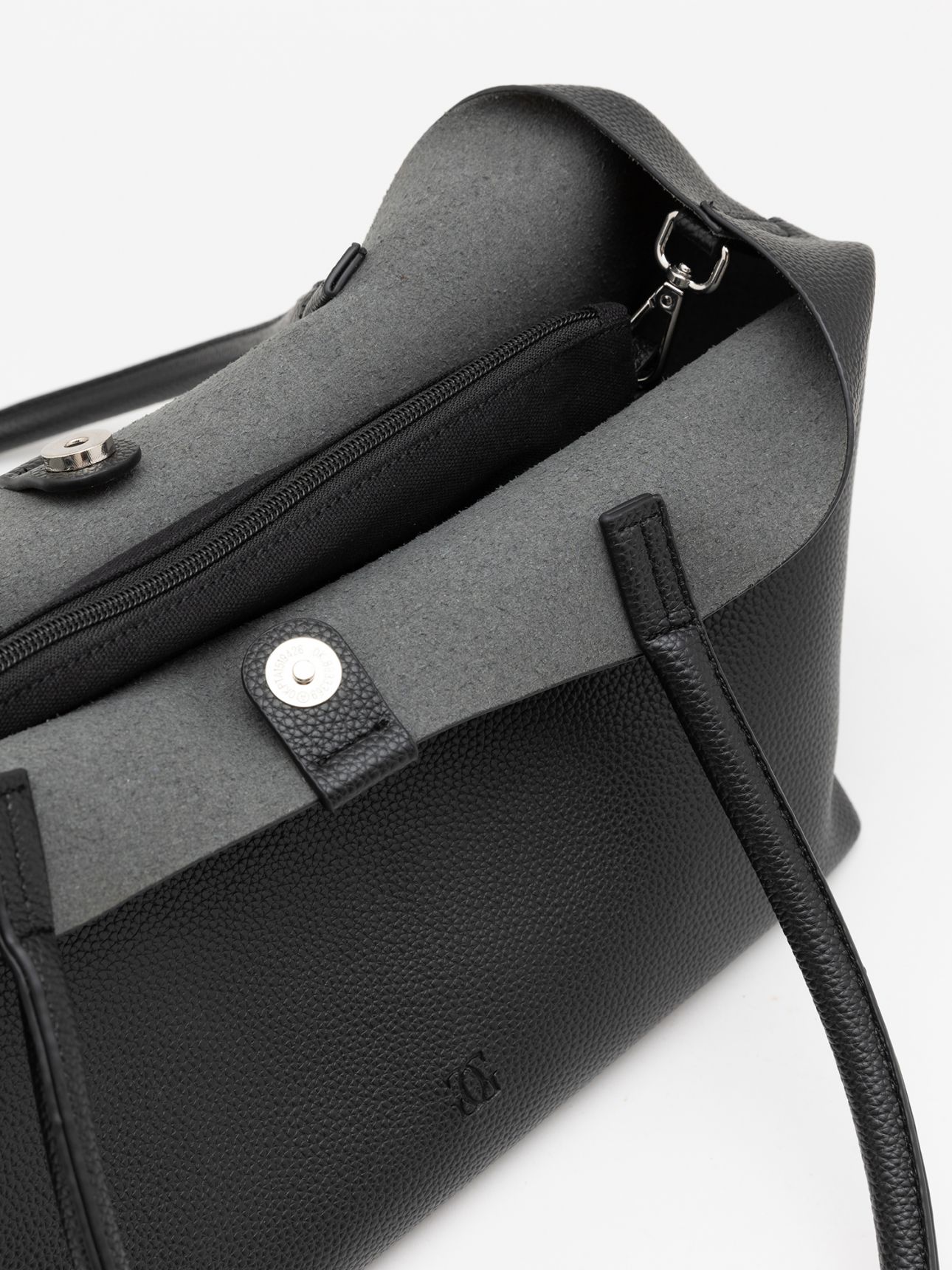 תיק יד קלאסי במראה עור