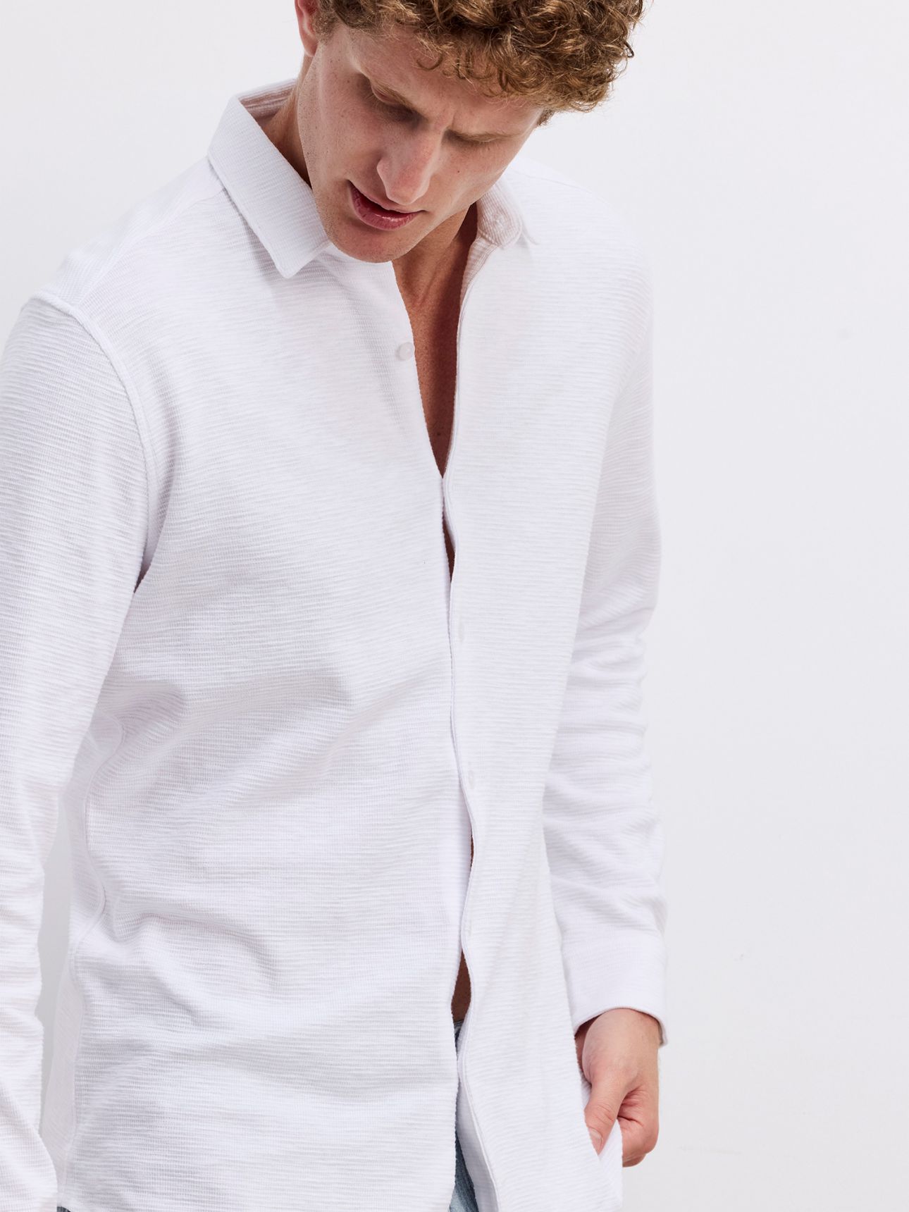 חולצה מכופתרת טקסטורת סלאב