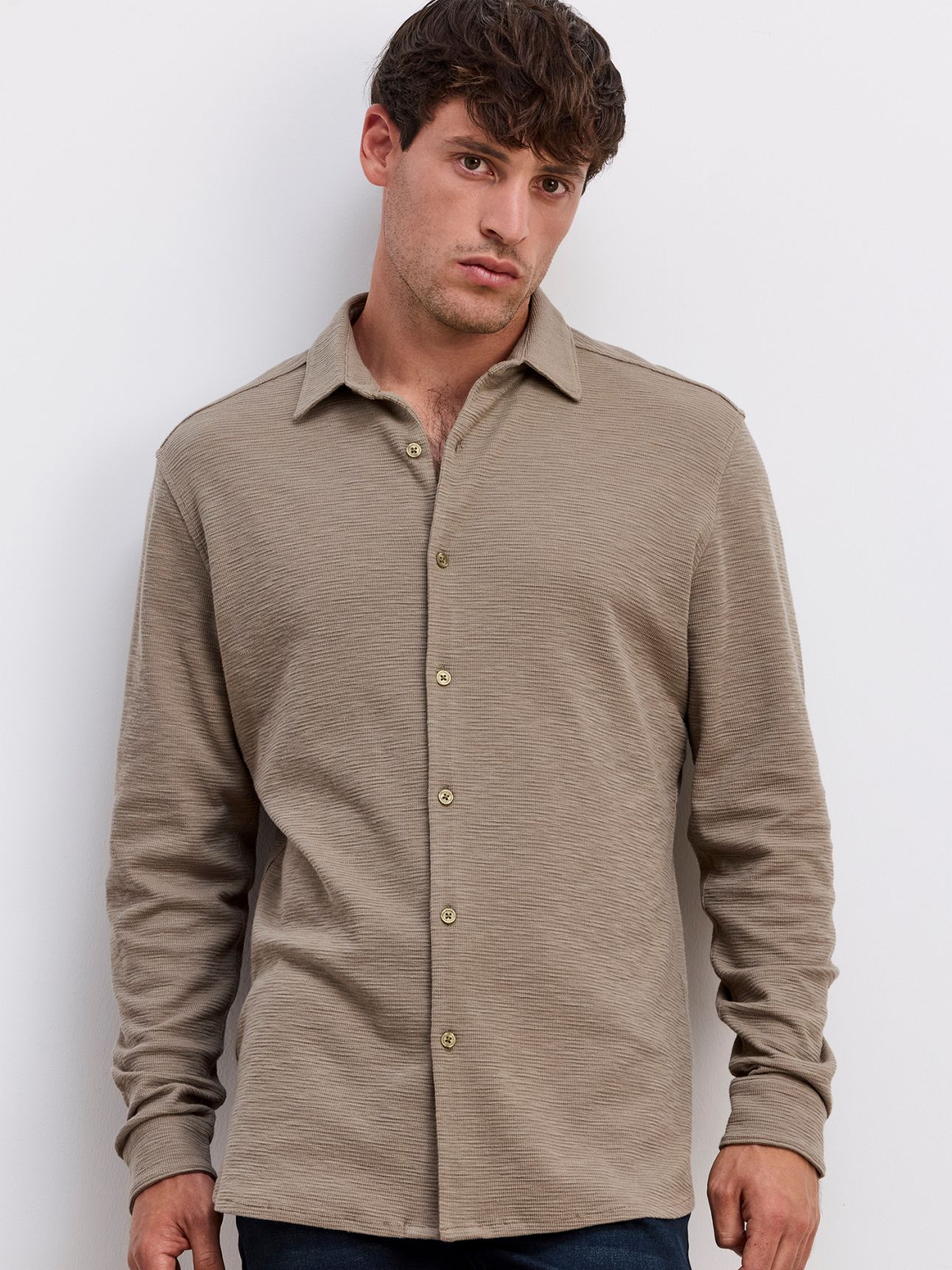 חולצה מכופתרת טקסטורת סלאב