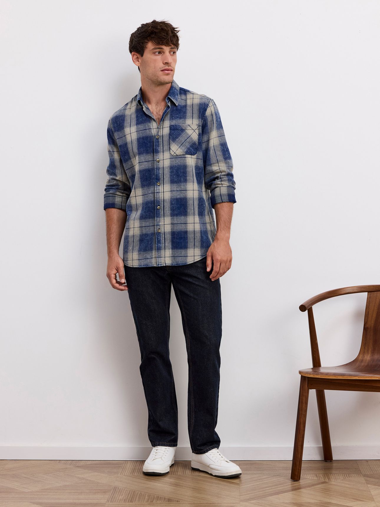 ג’ינס כהה בגזרה ישרה