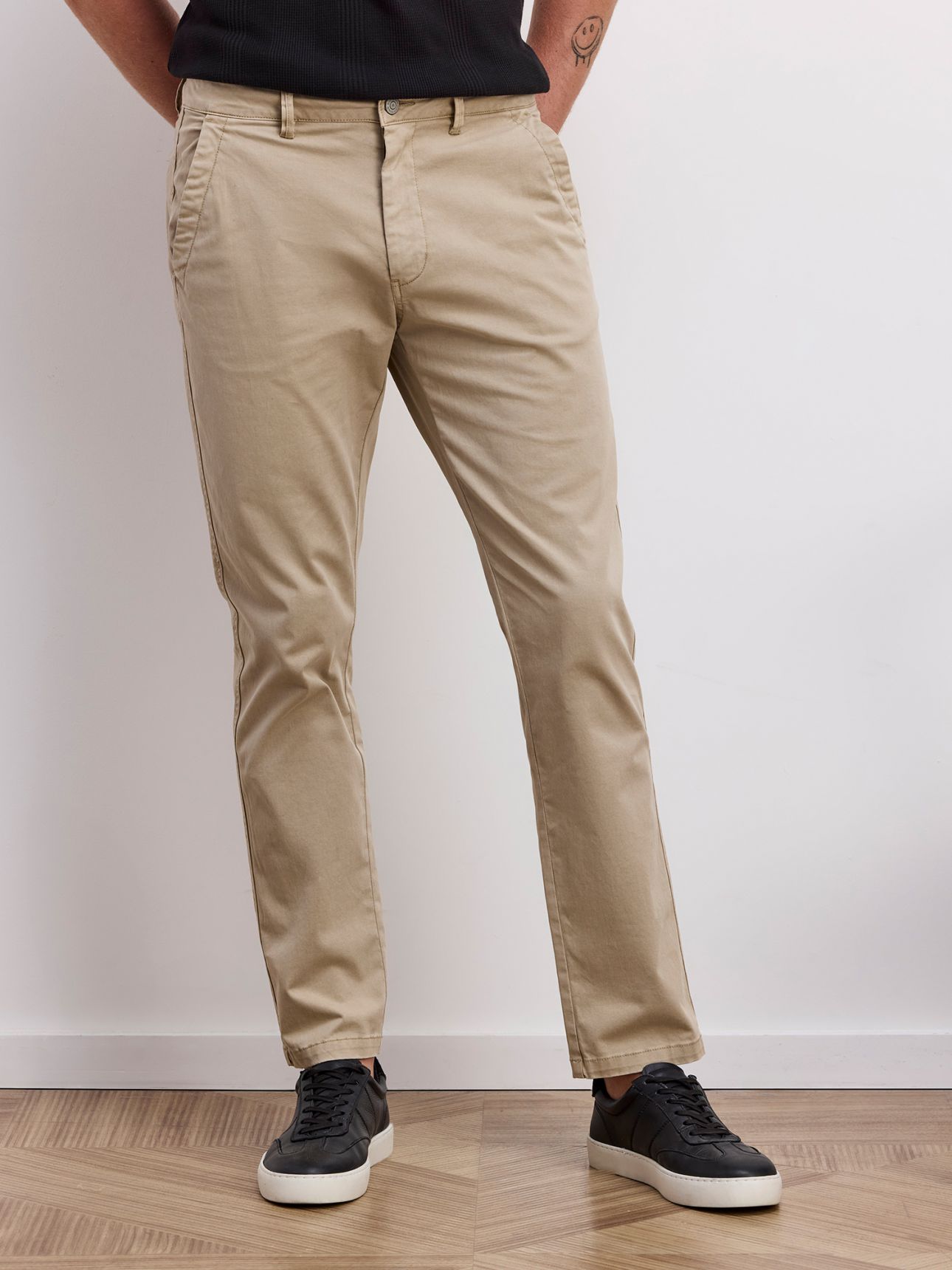 מכנסי צ’ינו במראה שטוף