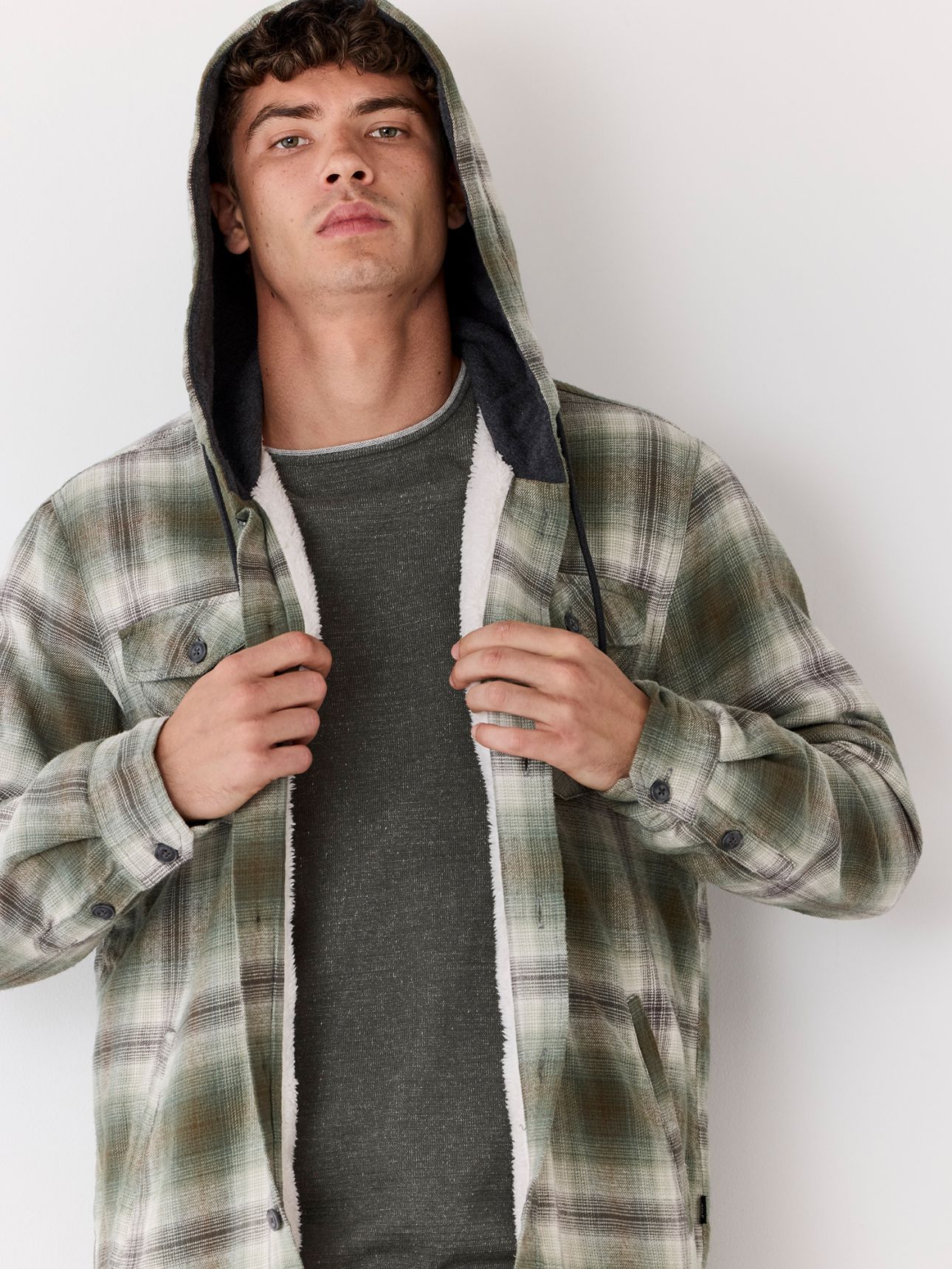 ג’קט משבצות עם כובע קפוצ’ון