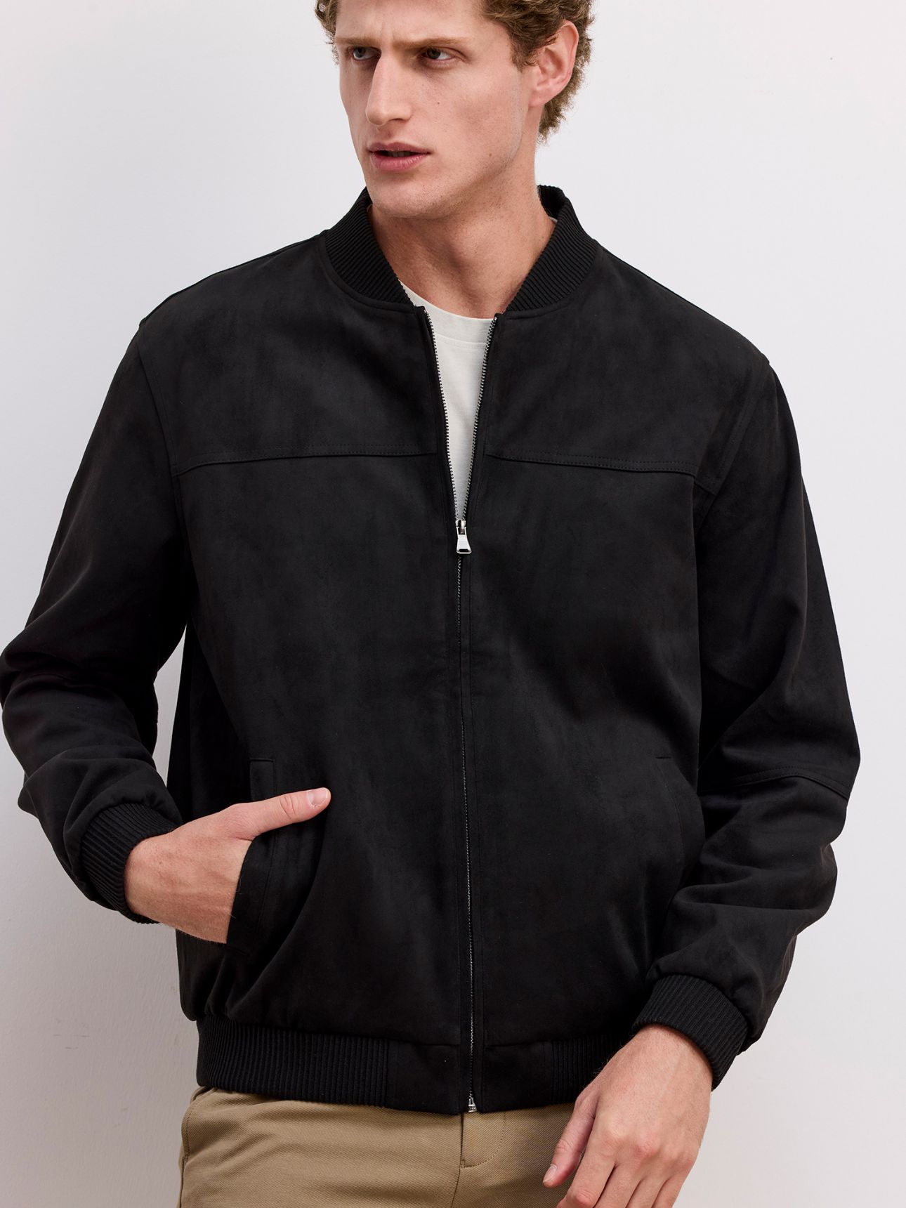 ג’קט בומבר במראה זמש