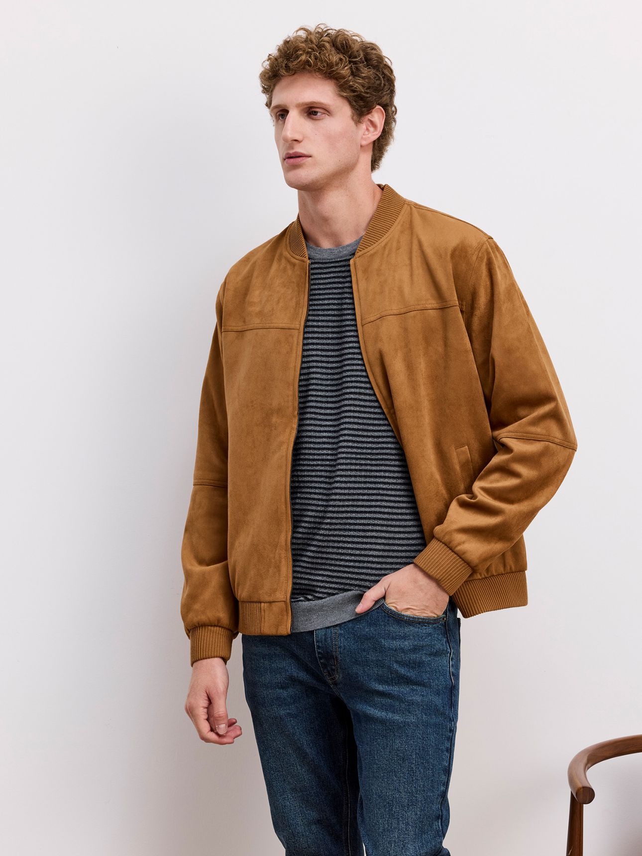 ג’קט בומבר במראה זמש