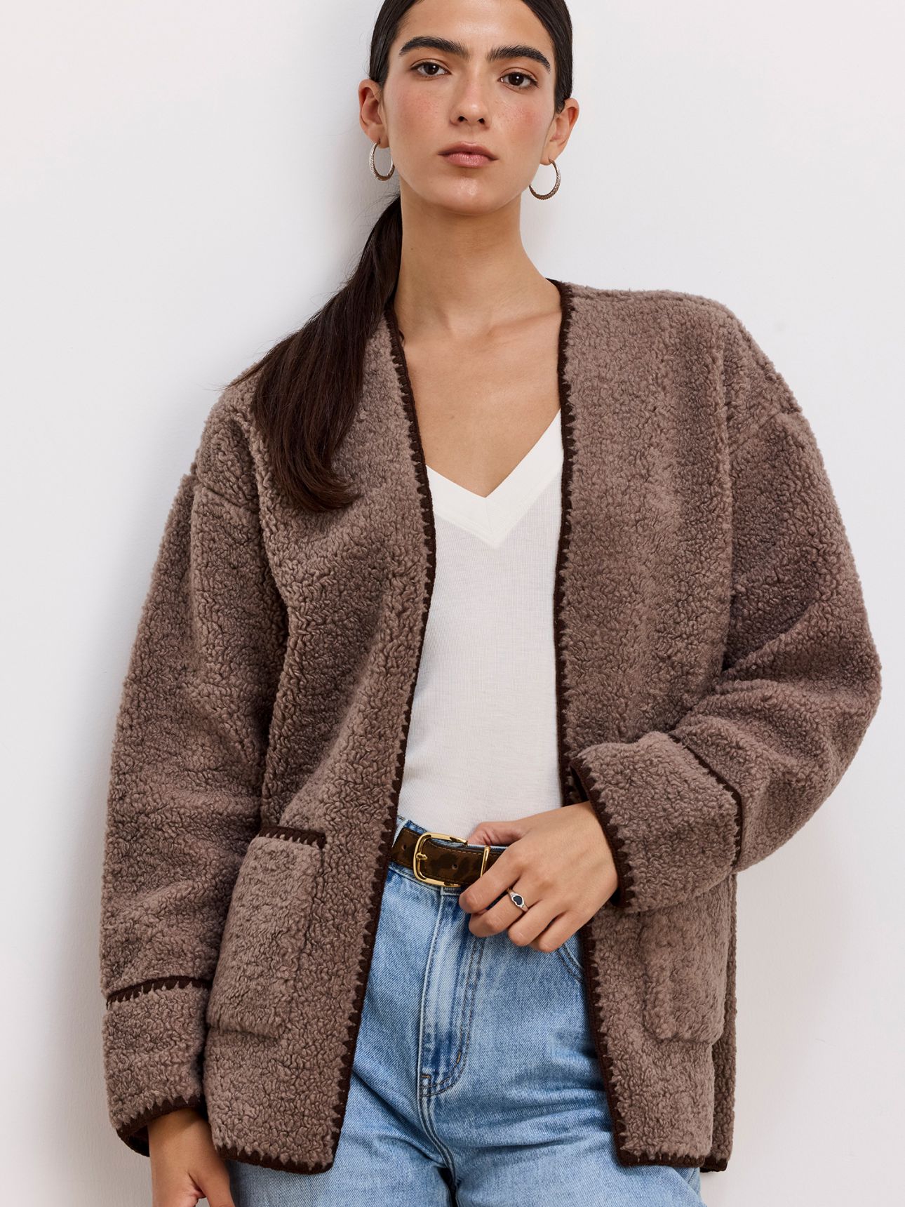 קרדיגן במראה צמרירי בשילוב רקמה