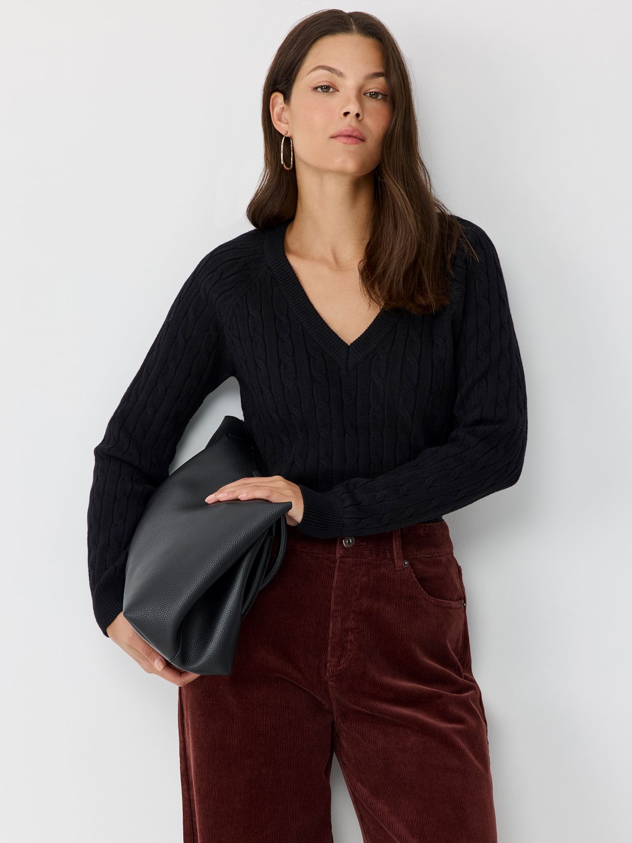 סוודר וי עם צמות