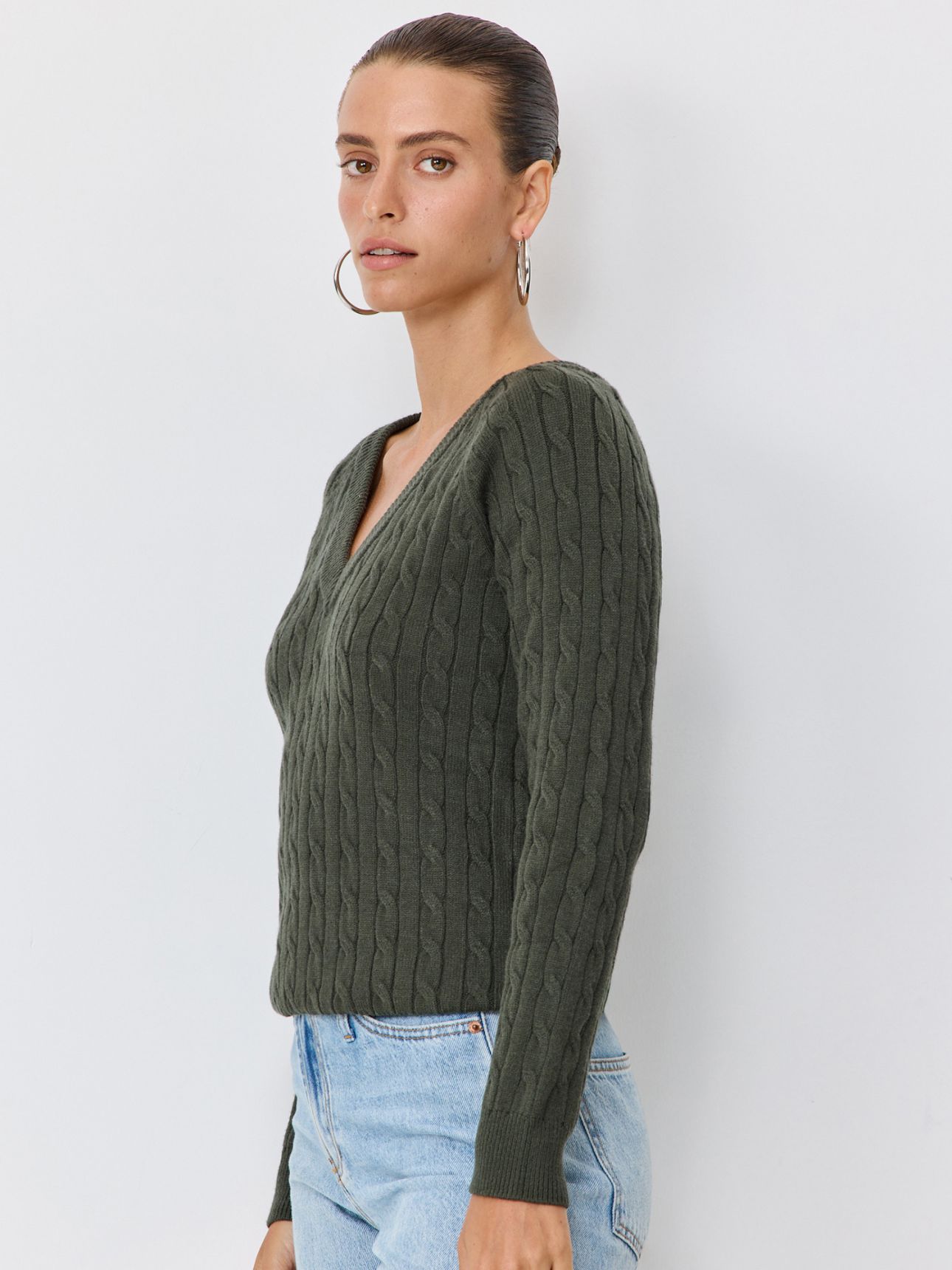 סוודר וי עם צמות