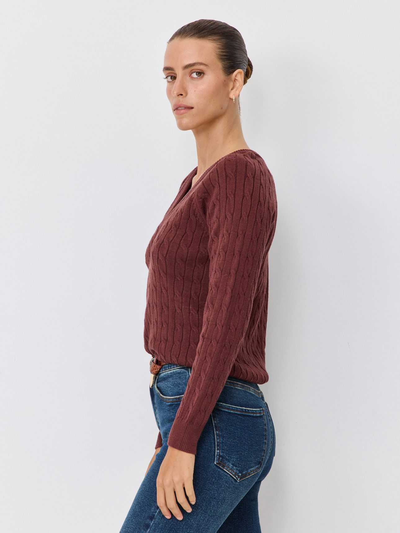 סוודר וי עם צמות