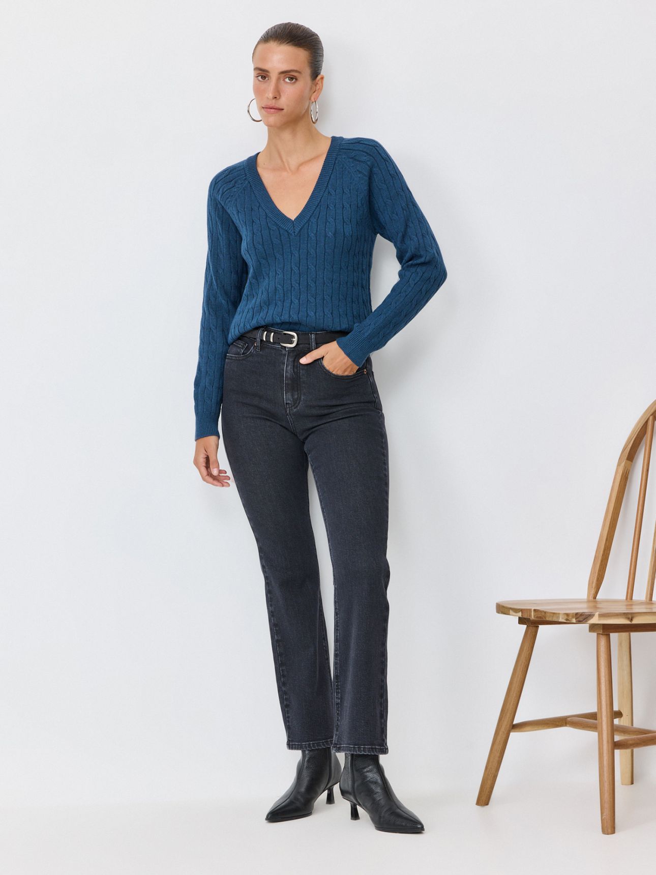 סוודר וי עם צמות