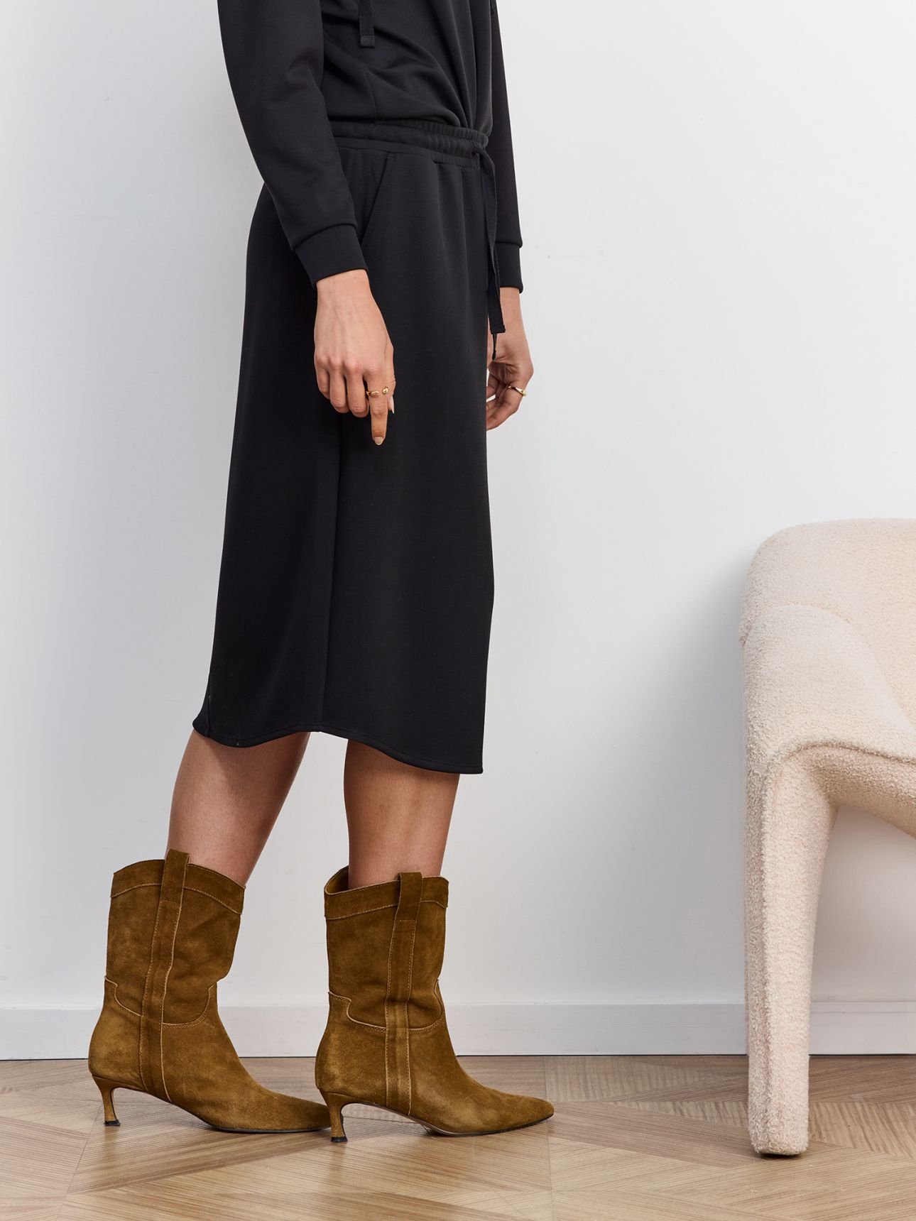 חצאית מידי ספורטיבית