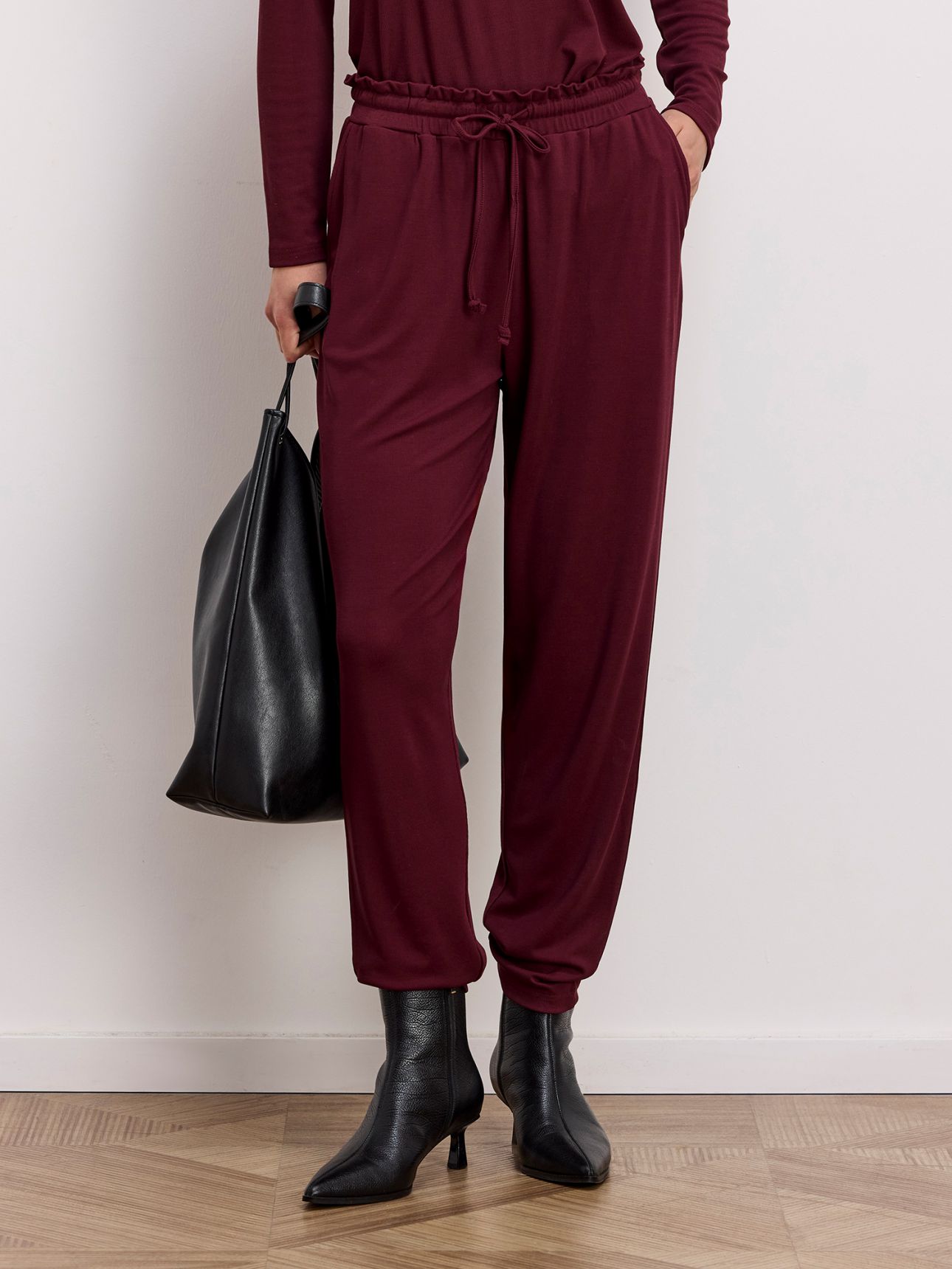 מכנס בשילוב מודל