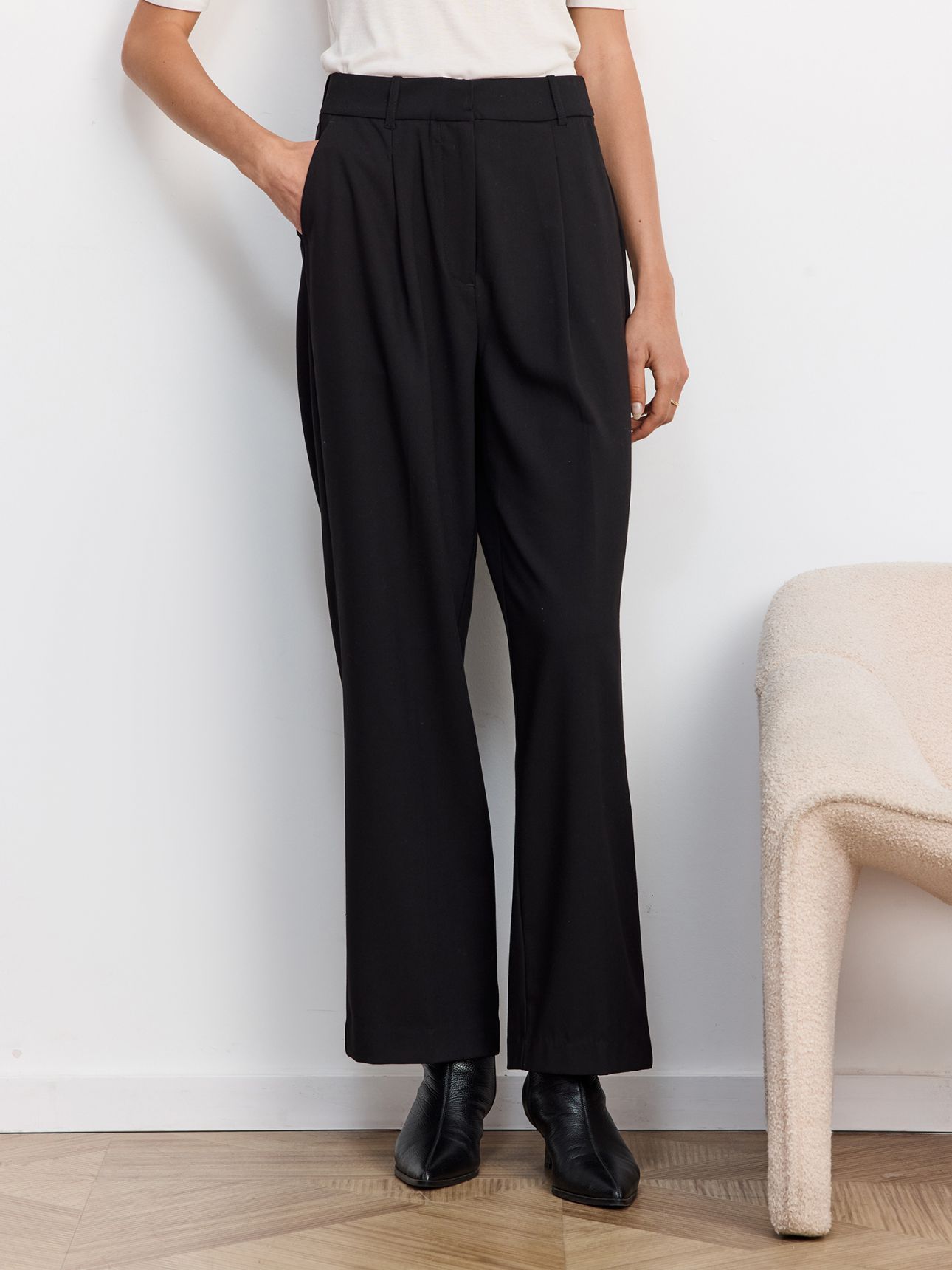 מכנסיים מחויטים