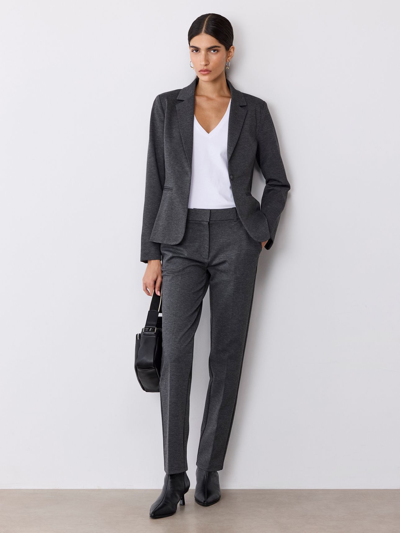 מכנסיים מחויטים מבד אלסטי