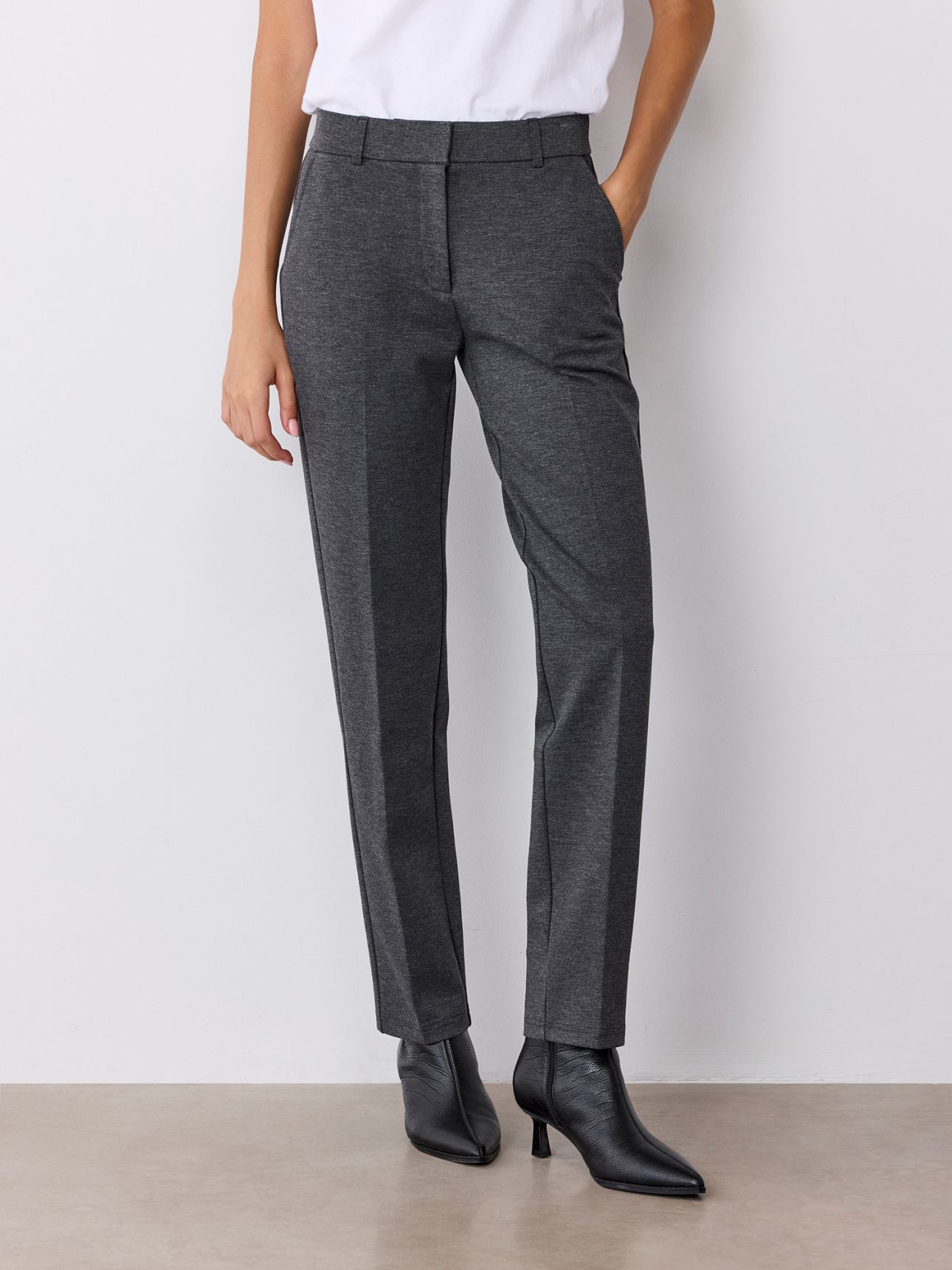 מכנסיים מחויטים מבד אלסטי