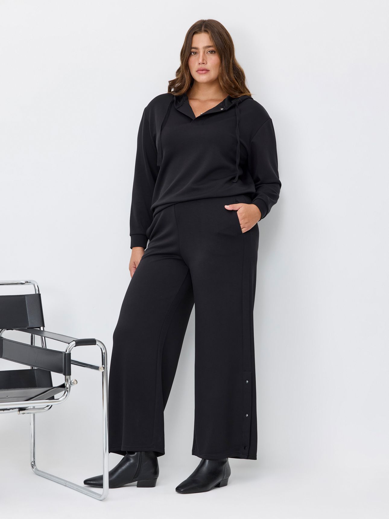 מכנסיים ספורטיביים בשילוב תיקתקים