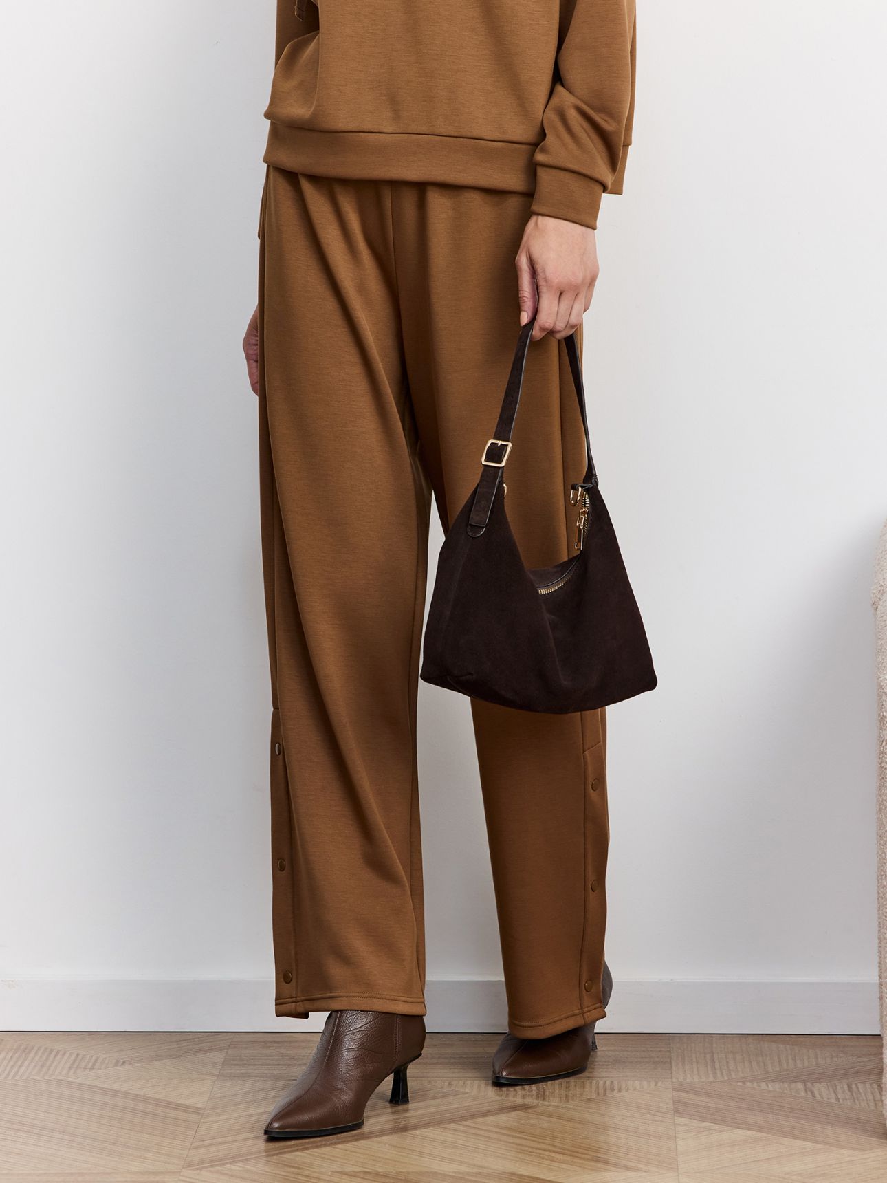 מכנסיים ספורטיביים בשילוב תיקתקים