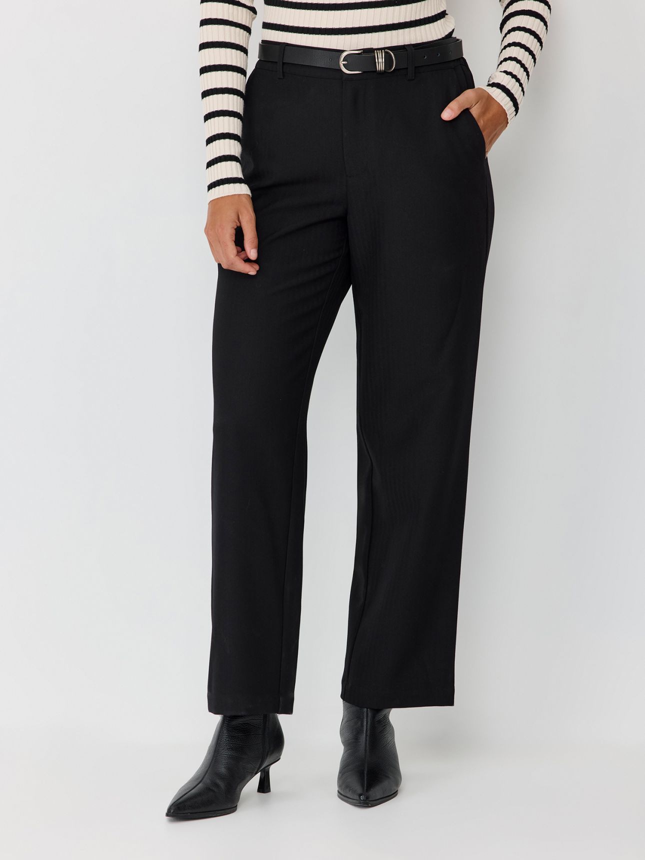 מכנסיים מחוייטים בשילוב גומי במותן