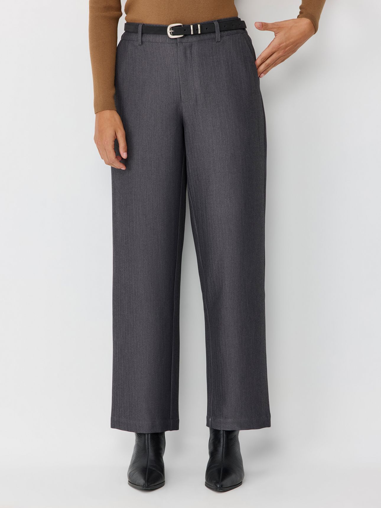 מכנסיים מחוייטים בשילוב גומי במותן