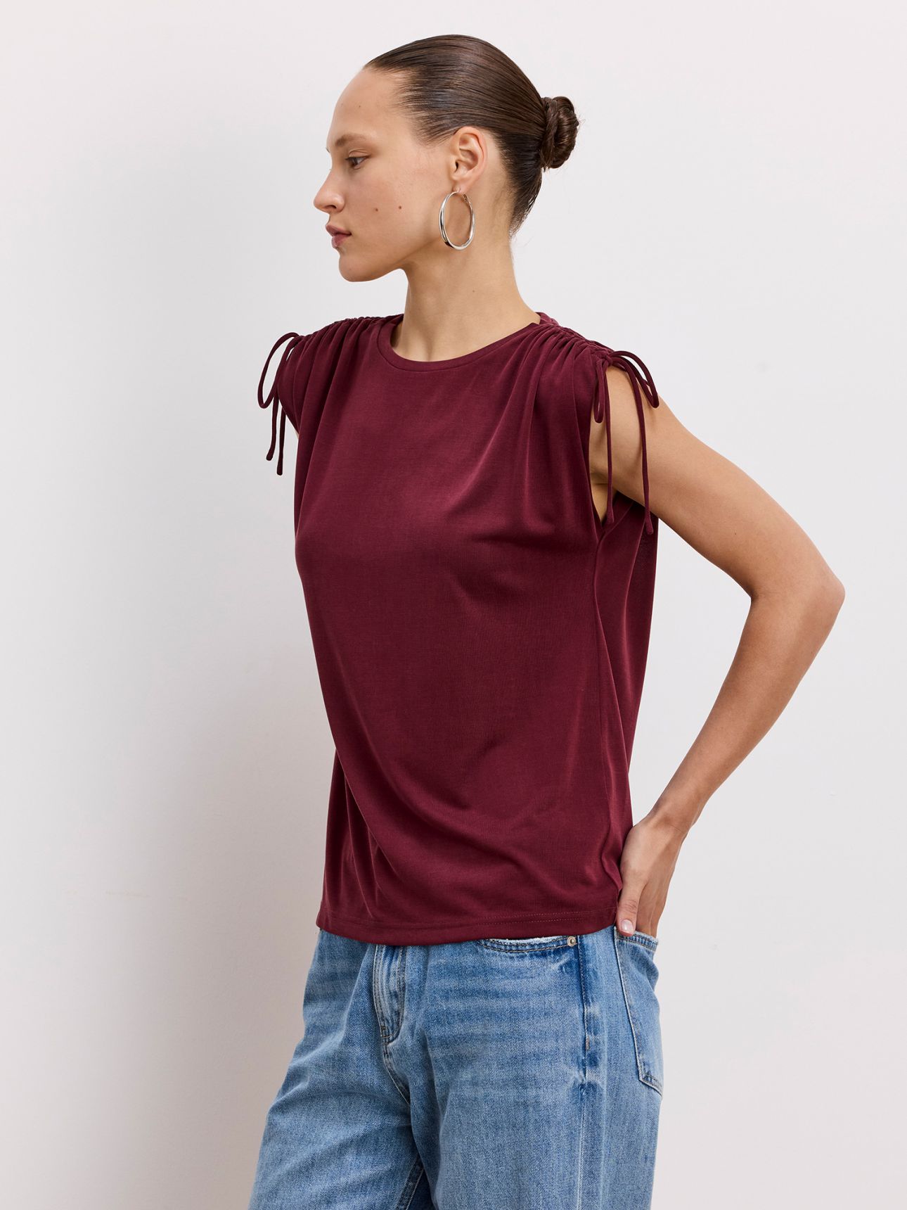 טי שירט קצרה כיווצים בכתפיים