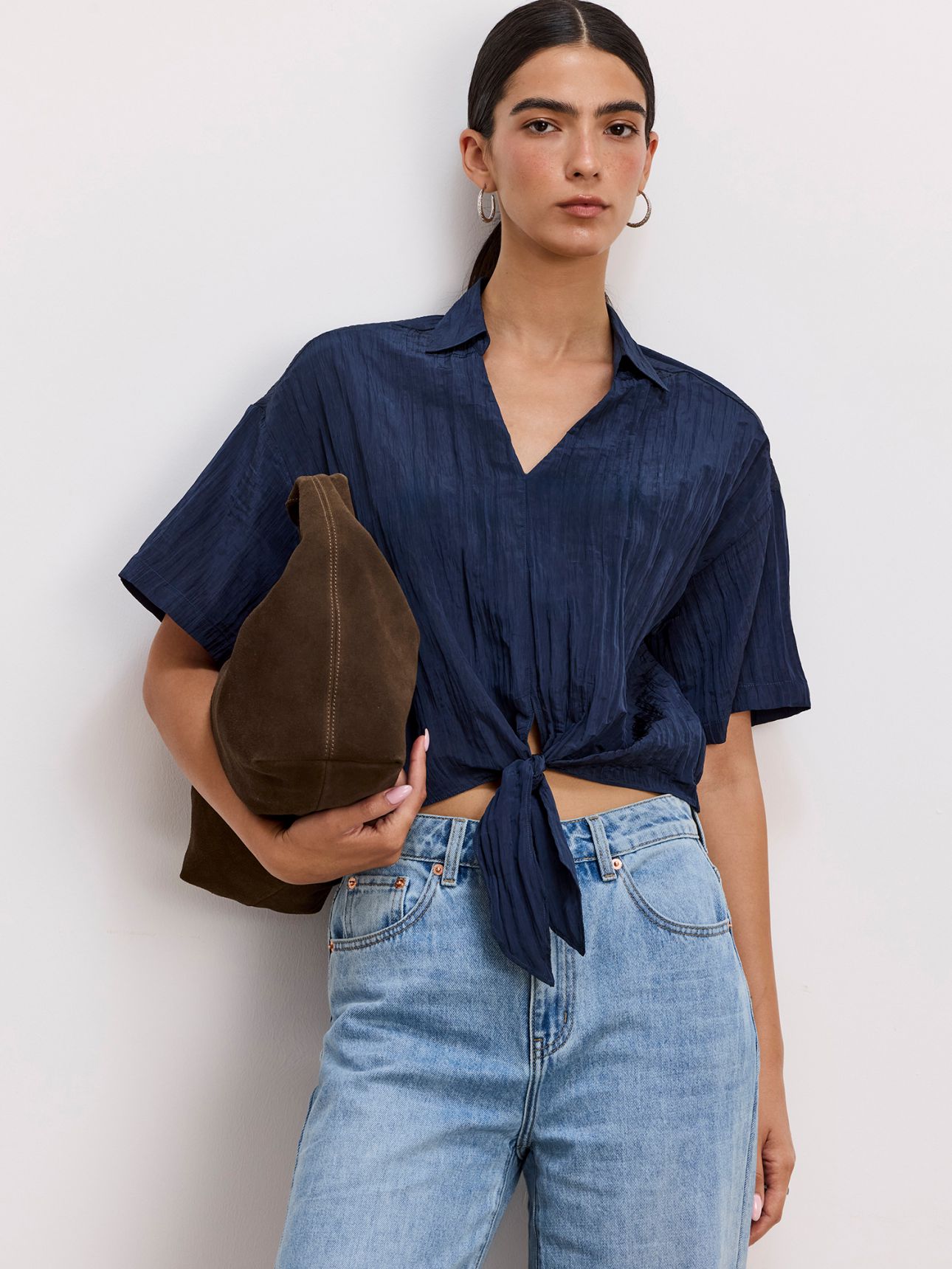 חולצת קימוטים בשילוב קשירה