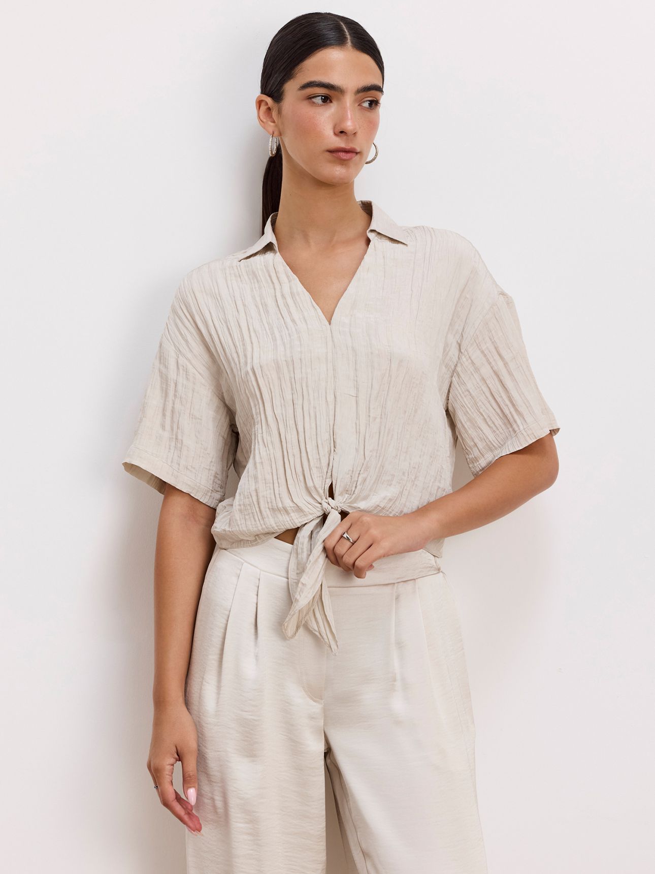 חולצת קימוטים בשילוב קשירה