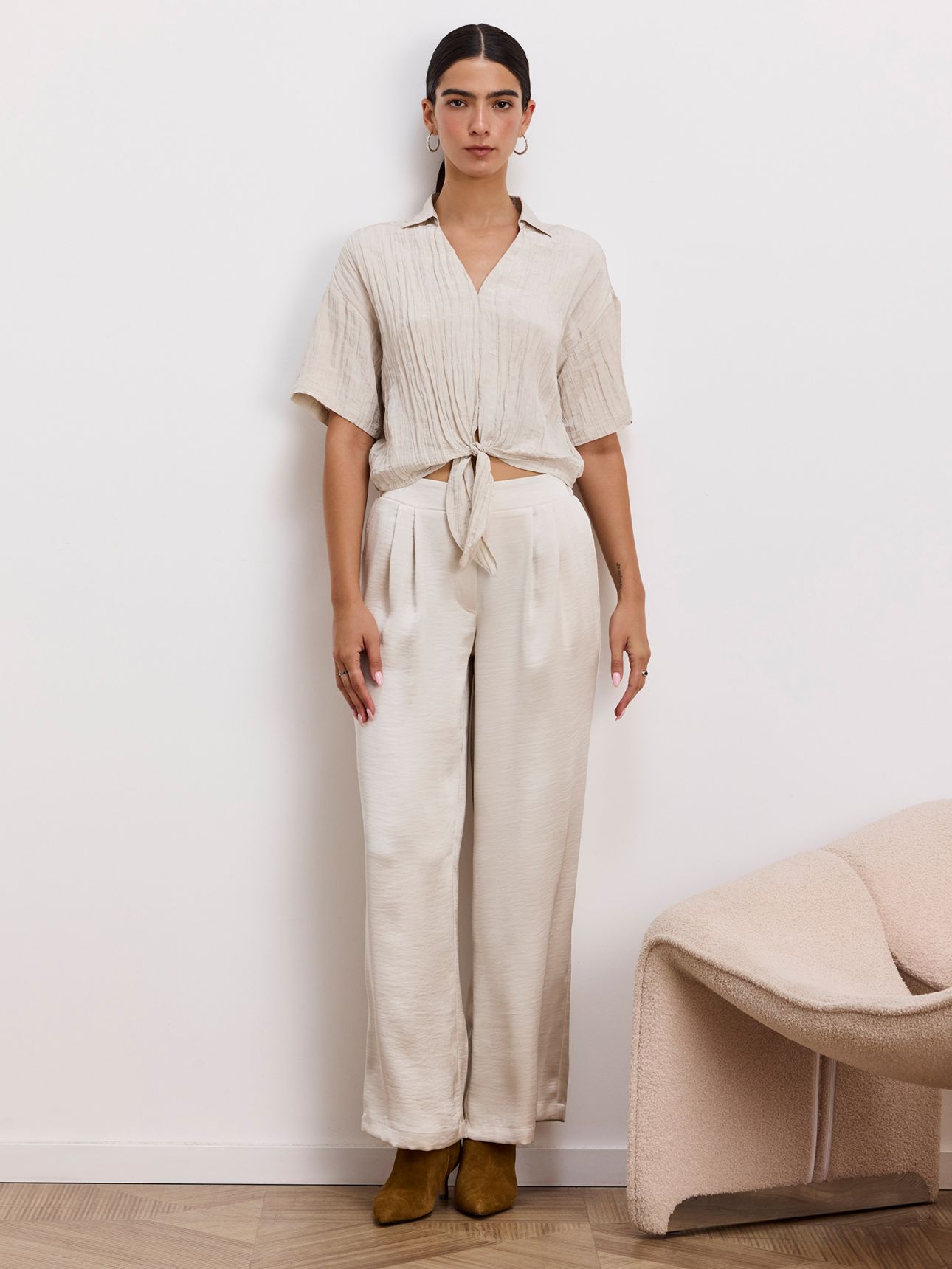 חולצת קימוטים בשילוב קשירה