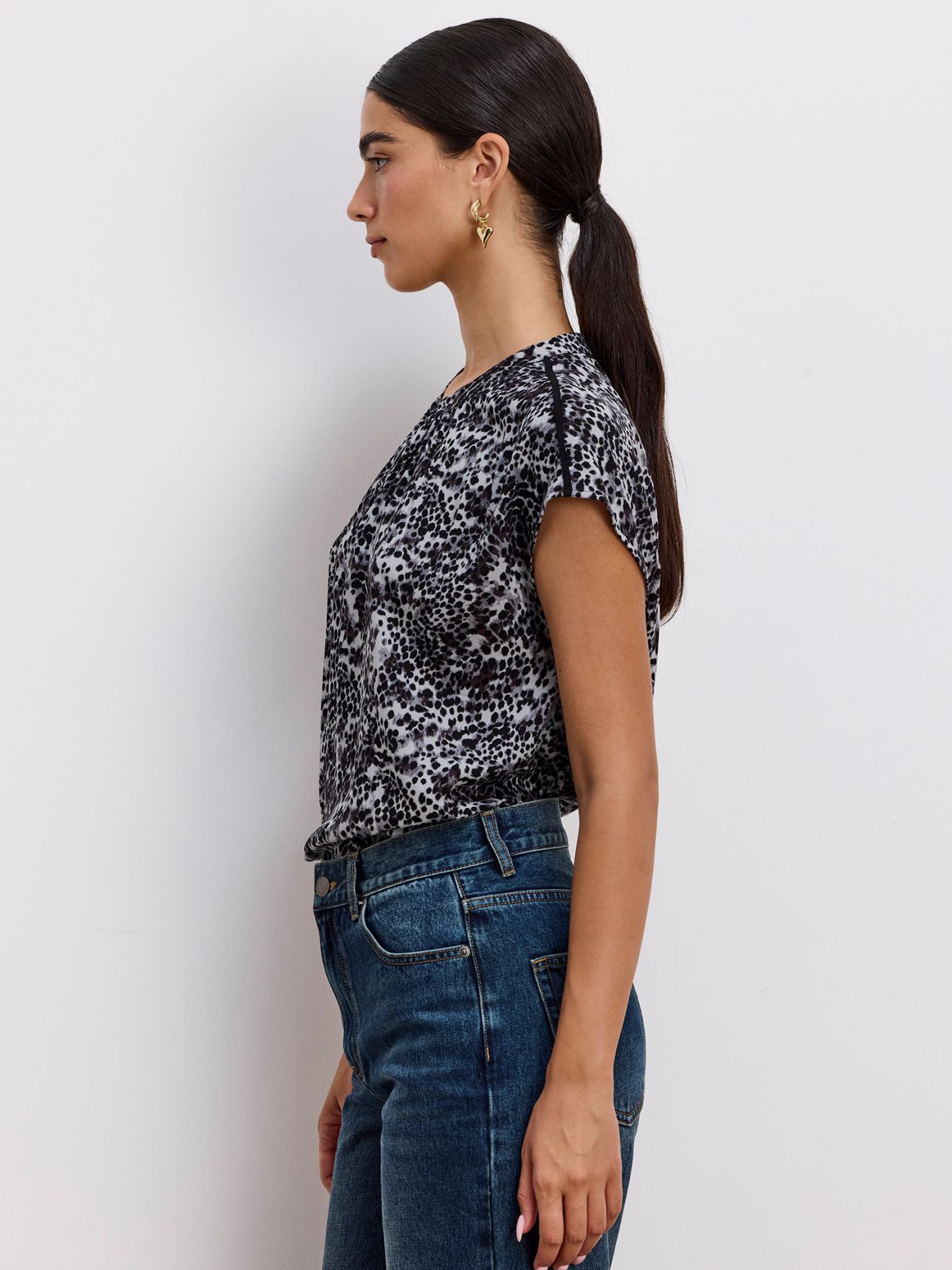 חולצה מנומרת עם מחשוף וי