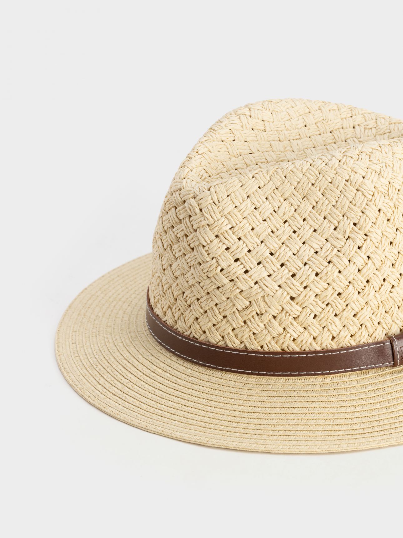 כובע רחב שוליים במראה קש