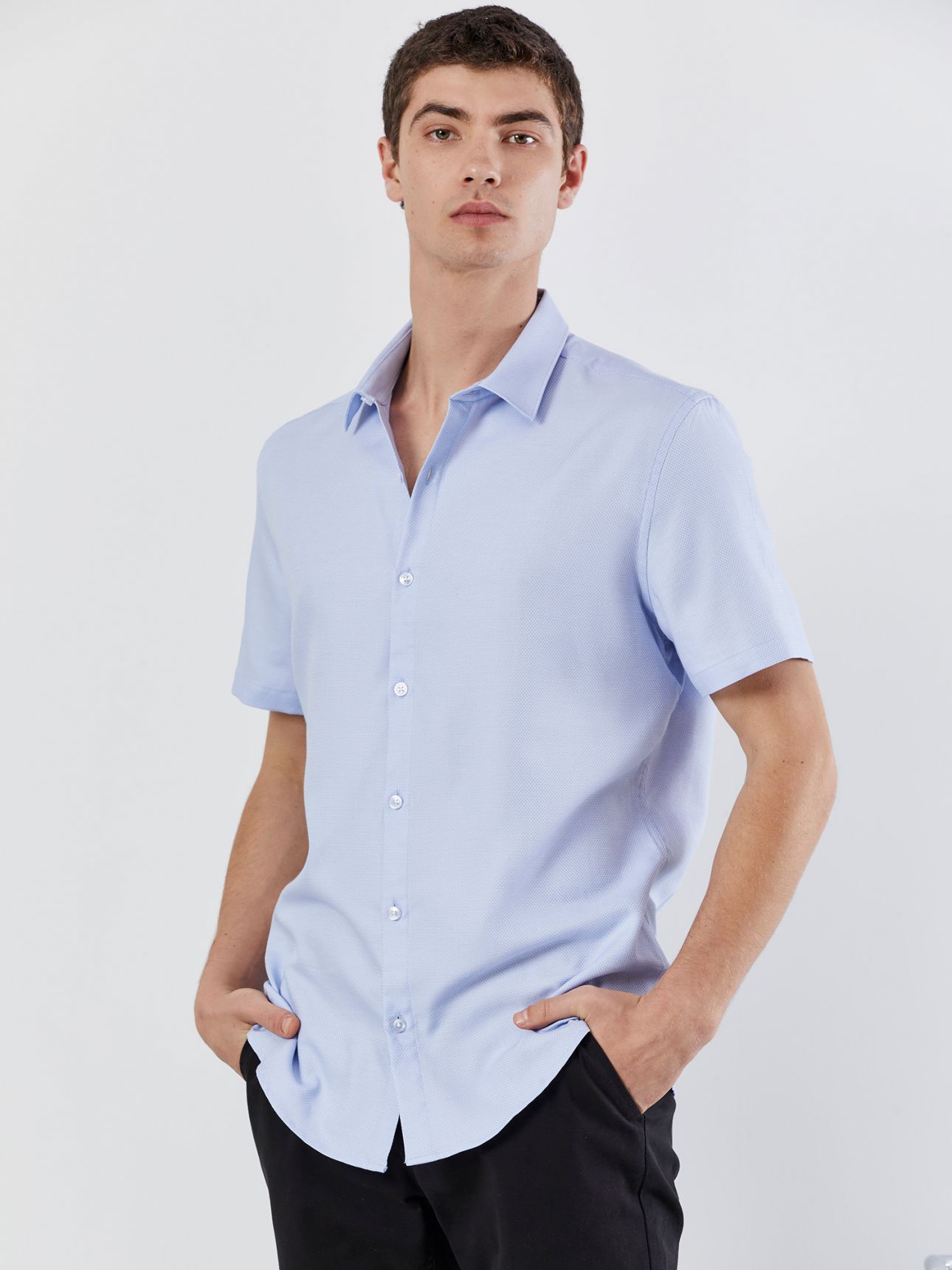 חולצה מכופתרת קצרה קלאסית