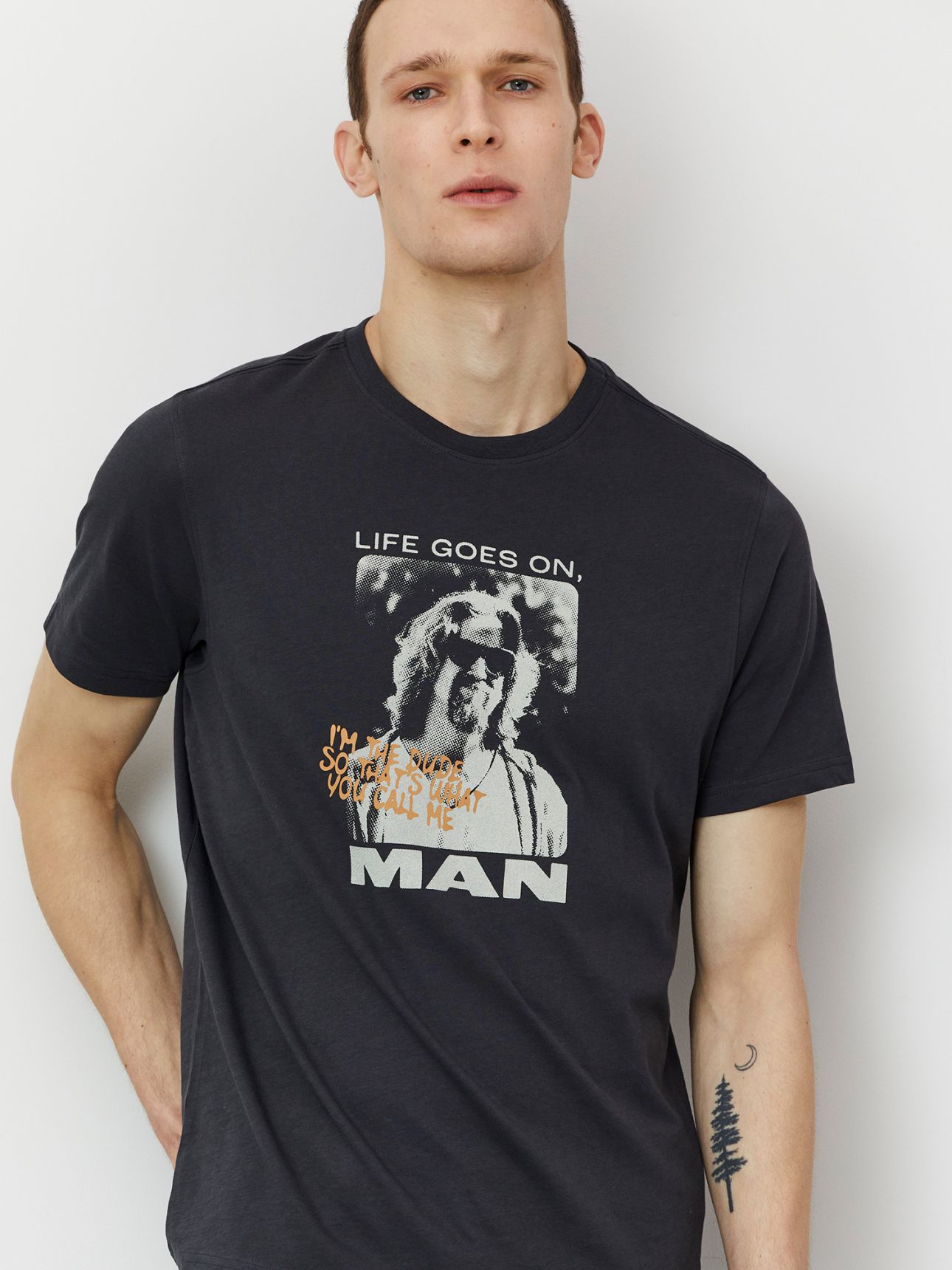 טי מודפסת ביג לבובסקי