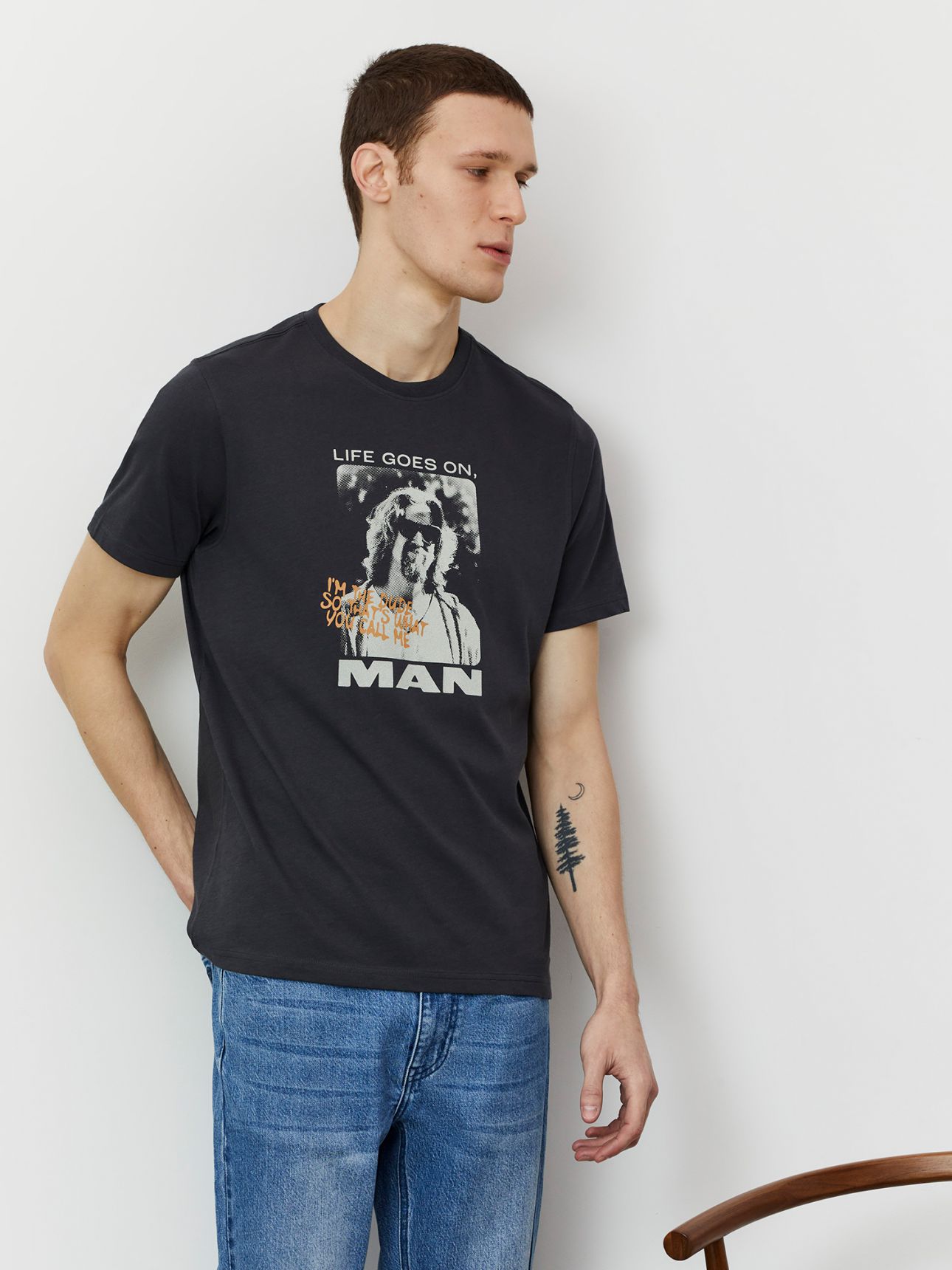 טי מודפסת ביג לבובסקי